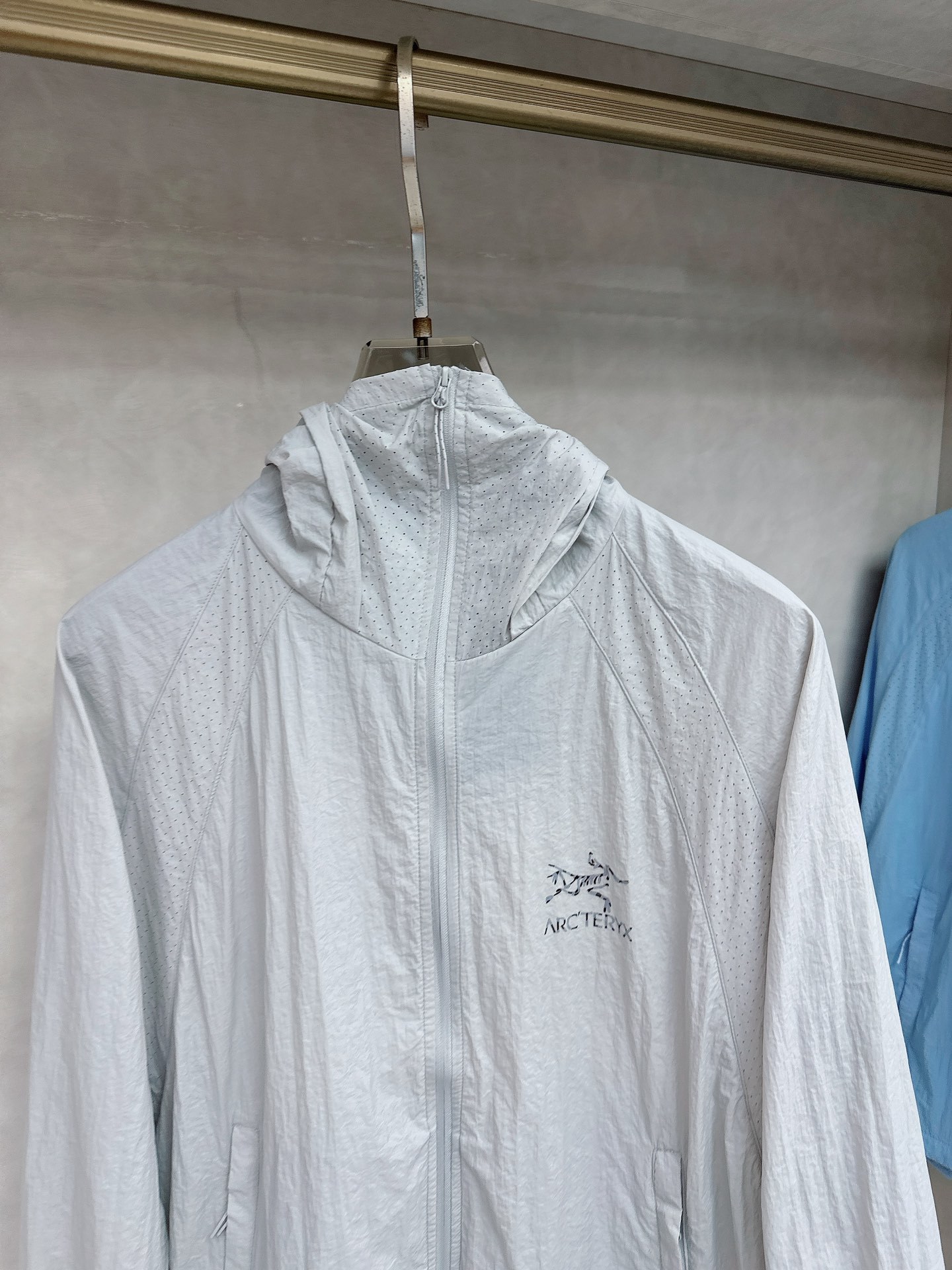 始祖鸟 2025ss春夏新款防嗮服!防嗮衣经典之余增添了与时俱进的时尚感,型男靓女的最佳选择.新型轻量