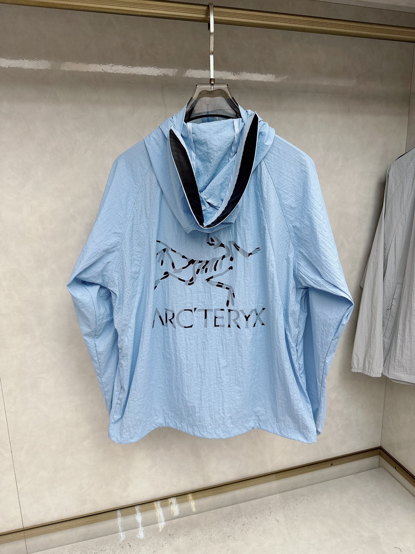  始祖鸟 2025ss春夏新款防嗮服！防嗮衣经典之余增添了与时俱进的时尚感,型男靓女的最佳选择.新型轻量