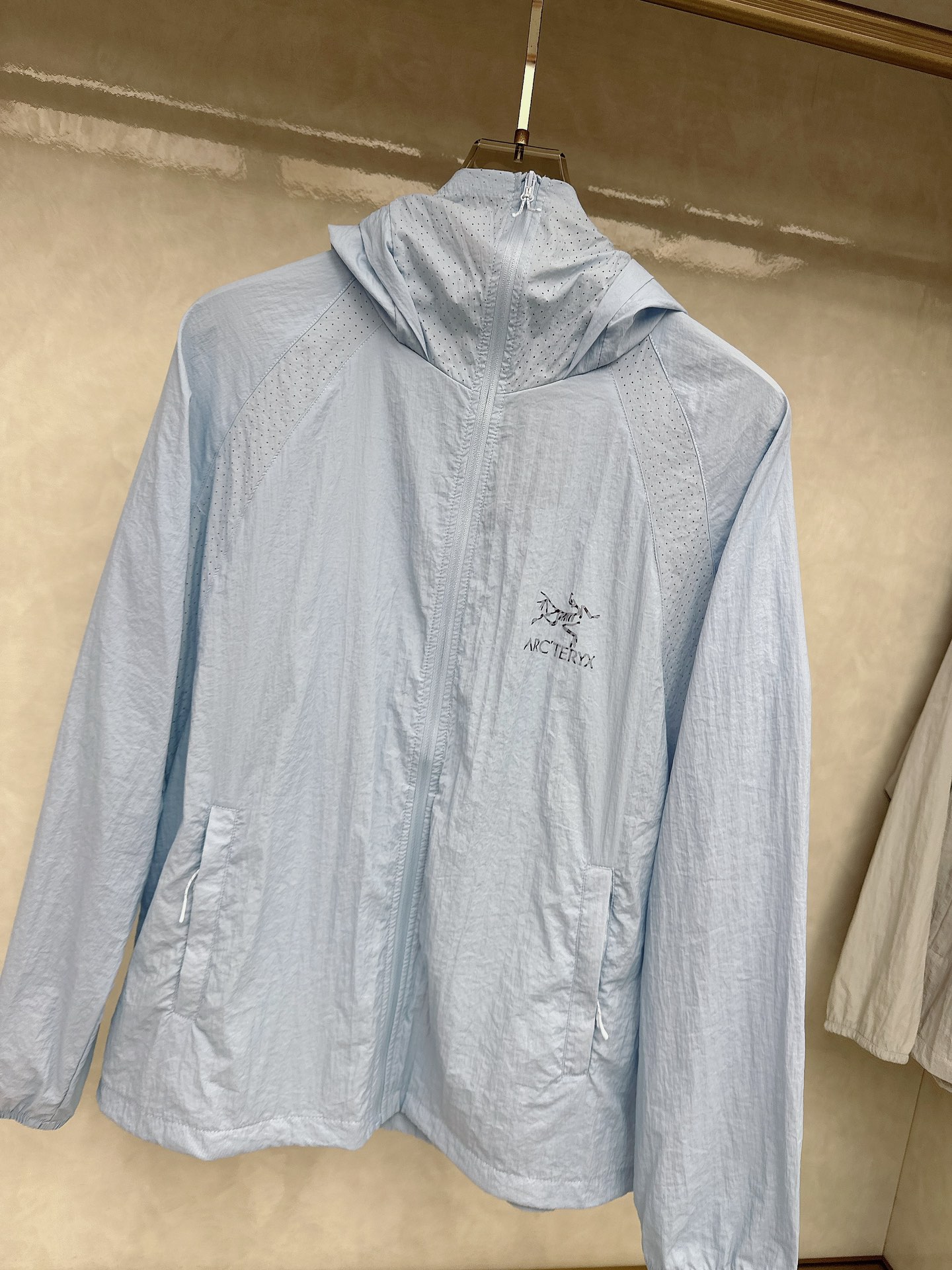  始祖鸟 2025ss春夏新款防嗮服！防嗮衣经典之余增添了与时俱进的时尚感,型男靓女的最佳选择.新型轻量
