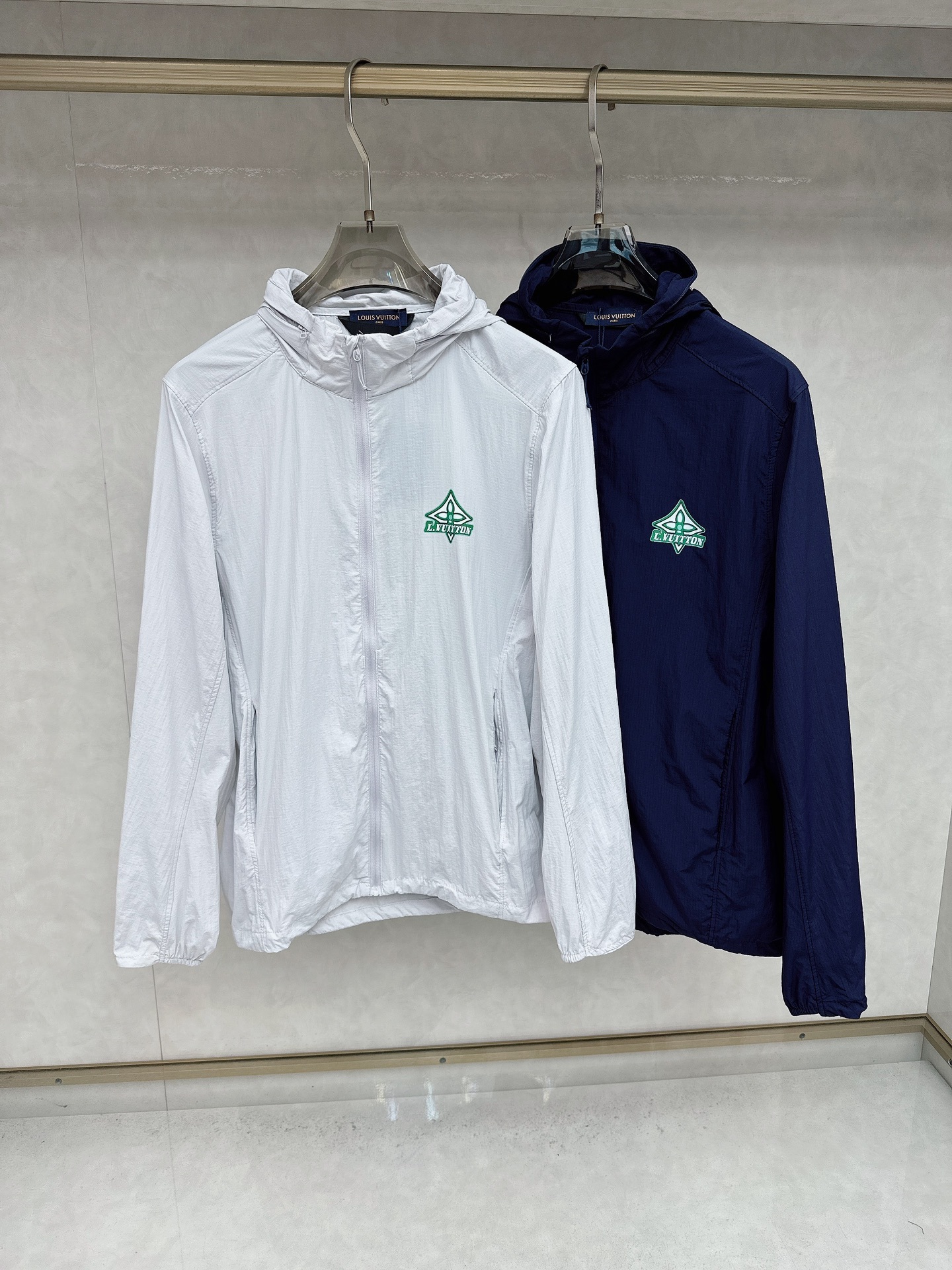 LV 2025ss春夏新款防嗮服!防嗮衣经典之余增添了与时俱进的时尚感,型男靓女的最佳选择.新型轻量绢