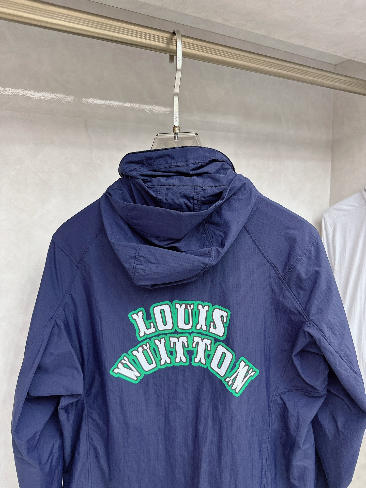 LV 2025ss春夏新款防嗮服!防嗮衣经典之余增添了与时俱进的时尚感,型男靓女的最佳选择.新型轻量绢