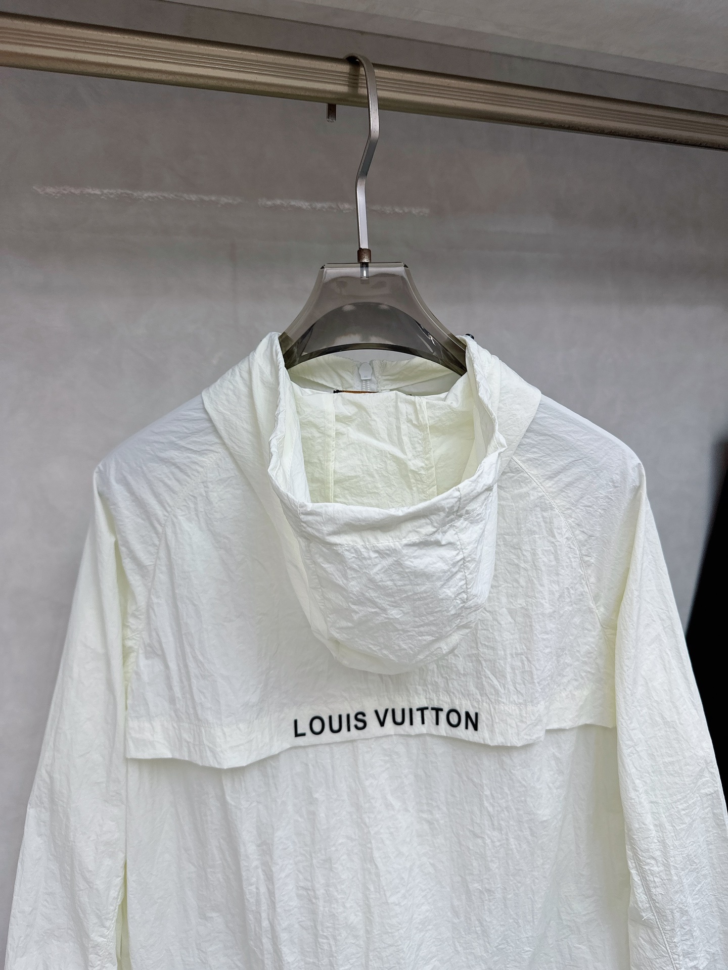 LV 2025ss春夏新款防嗮服!防嗮衣经典之余增添了与时俱进的时尚感,型男靓女的最佳选择.新型轻量绢