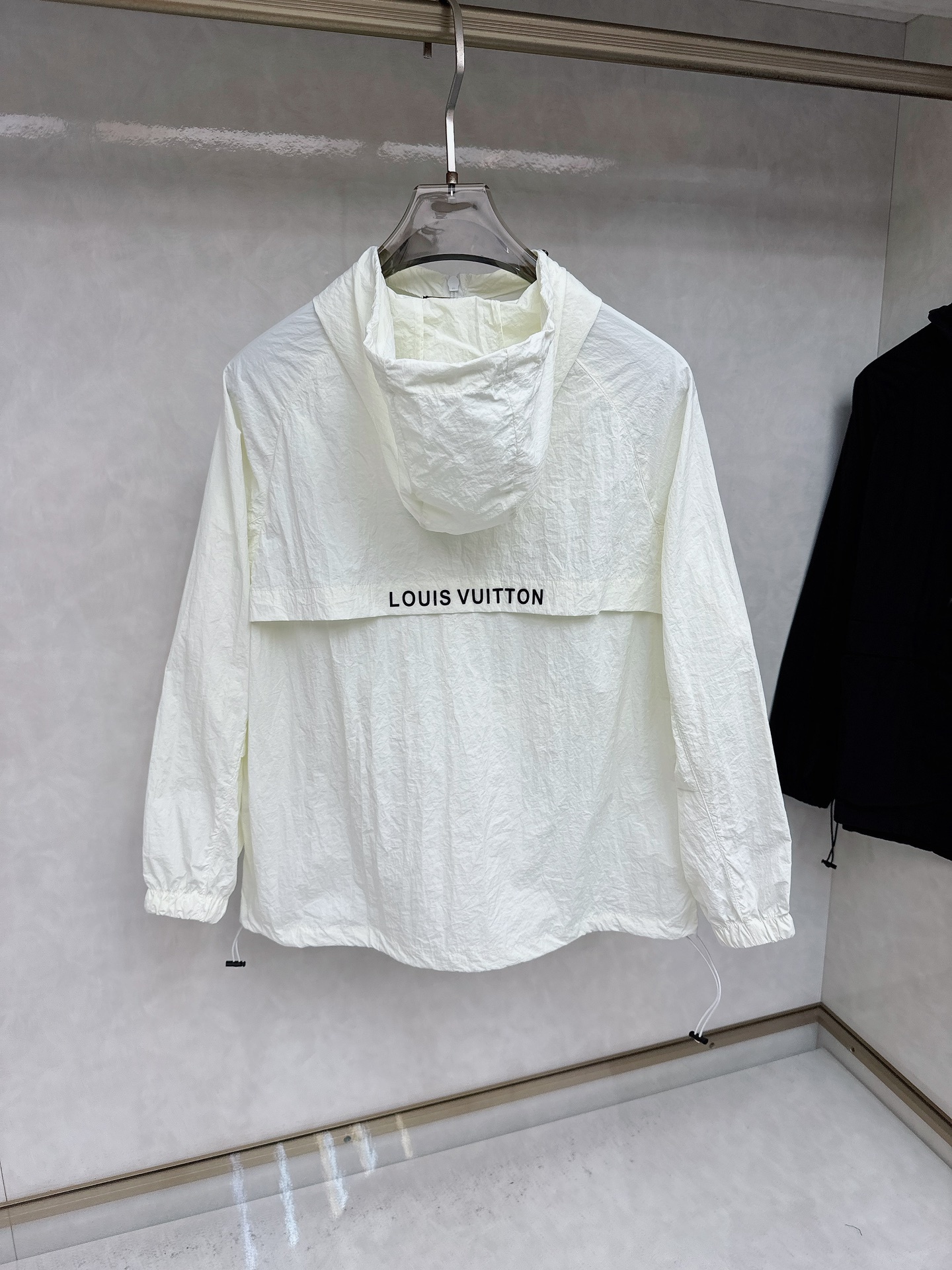 LV 2025ss春夏新款防嗮服!防嗮衣经典之余增添了与时俱进的时尚感,型男靓女的最佳选择.新型轻量绢