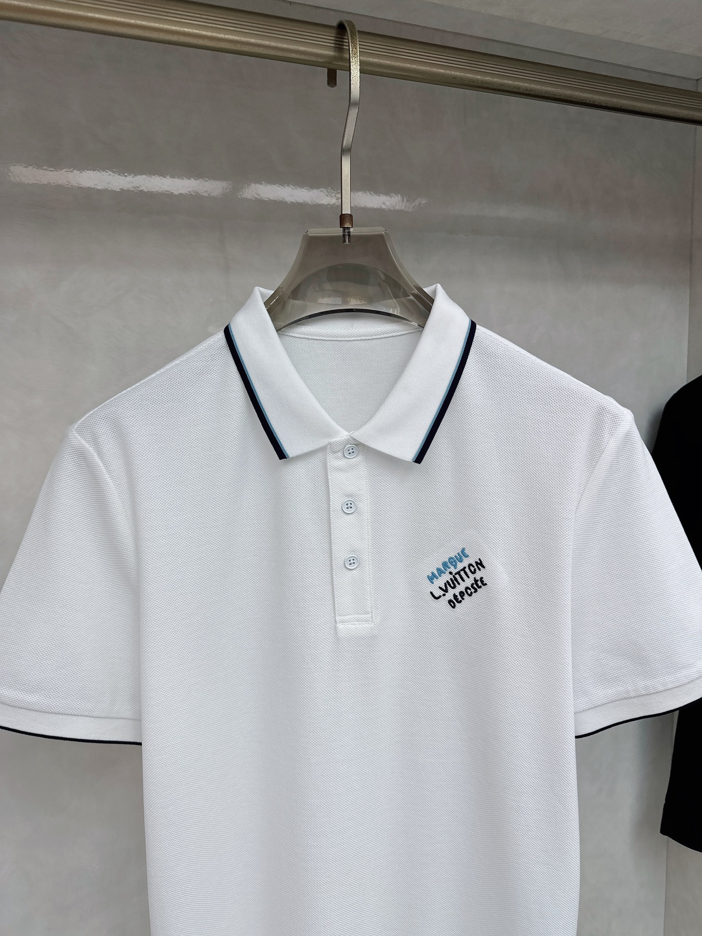  LV 2025夏季新款首发最新款翻领Polo短袖 高端订制 设计前卫时尚！品牌logo重工艺设计 高端