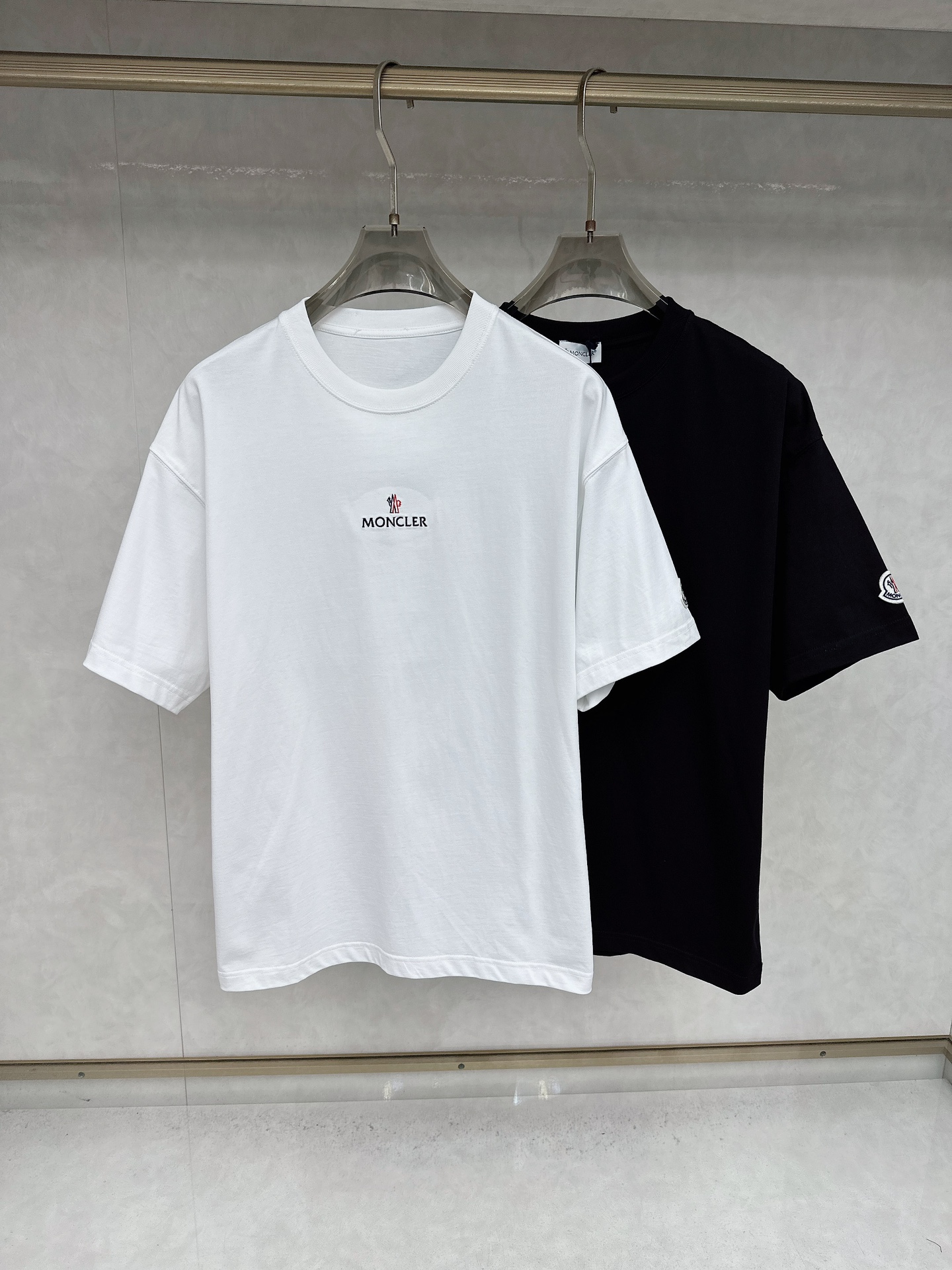  蒙口 25SS春夏新款进口双纱棉布基础圆领短Tee，男女同款后背logo徽标发泡印花装饰休闲短袖T恤衫