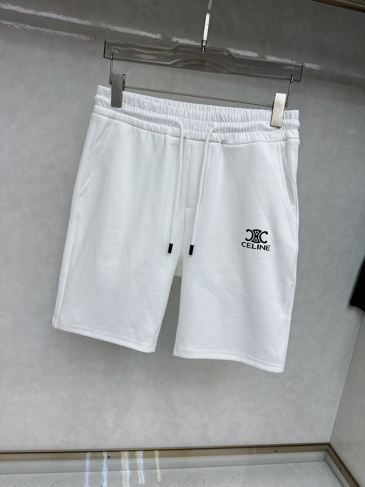  赛琳 2025夏季新款休闲短裤！官网同步发售。品牌经典LOGO休闲裤 ，定制面料，舒适度极好，手触感强