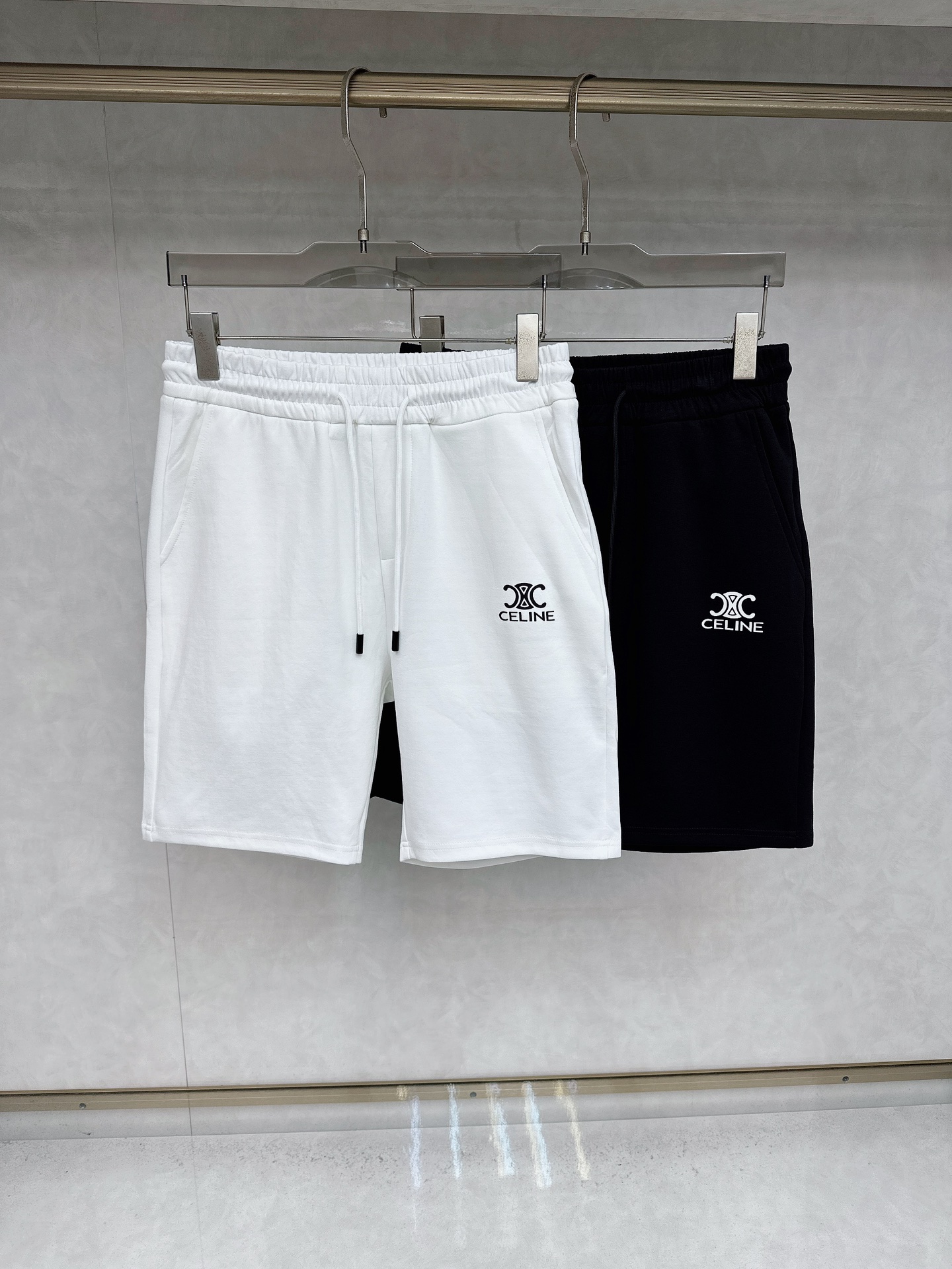  赛琳 2025夏季新款休闲短裤！官网同步发售。品牌经典LOGO休闲裤 ，定制面料，舒适度极好，手触感强