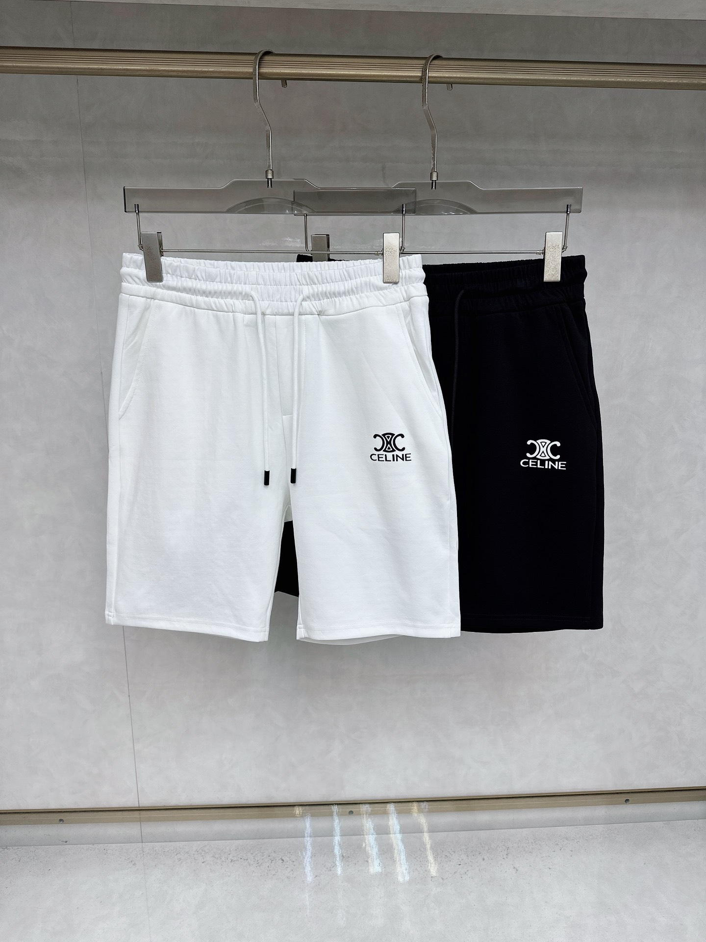  赛琳 2025夏季新款休闲短裤！官网同步发售。品牌经典LOGO休闲裤 ，定制面料，舒适度极好，手触感强