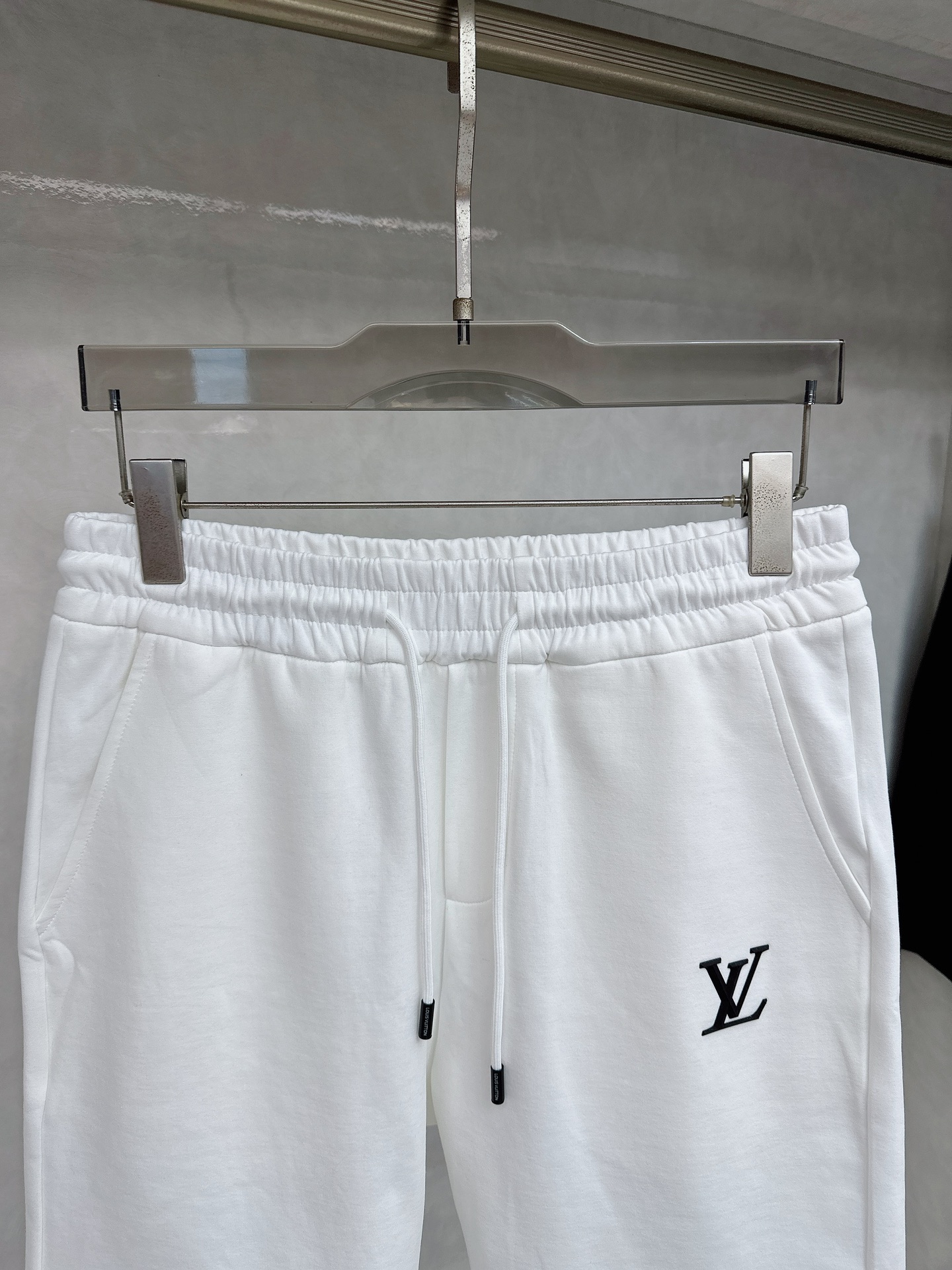  LV 2025夏季新款休闲短裤！官网同步发售。品牌经典LOGO休闲裤 ，定制面料，舒适度极好，手触感强
