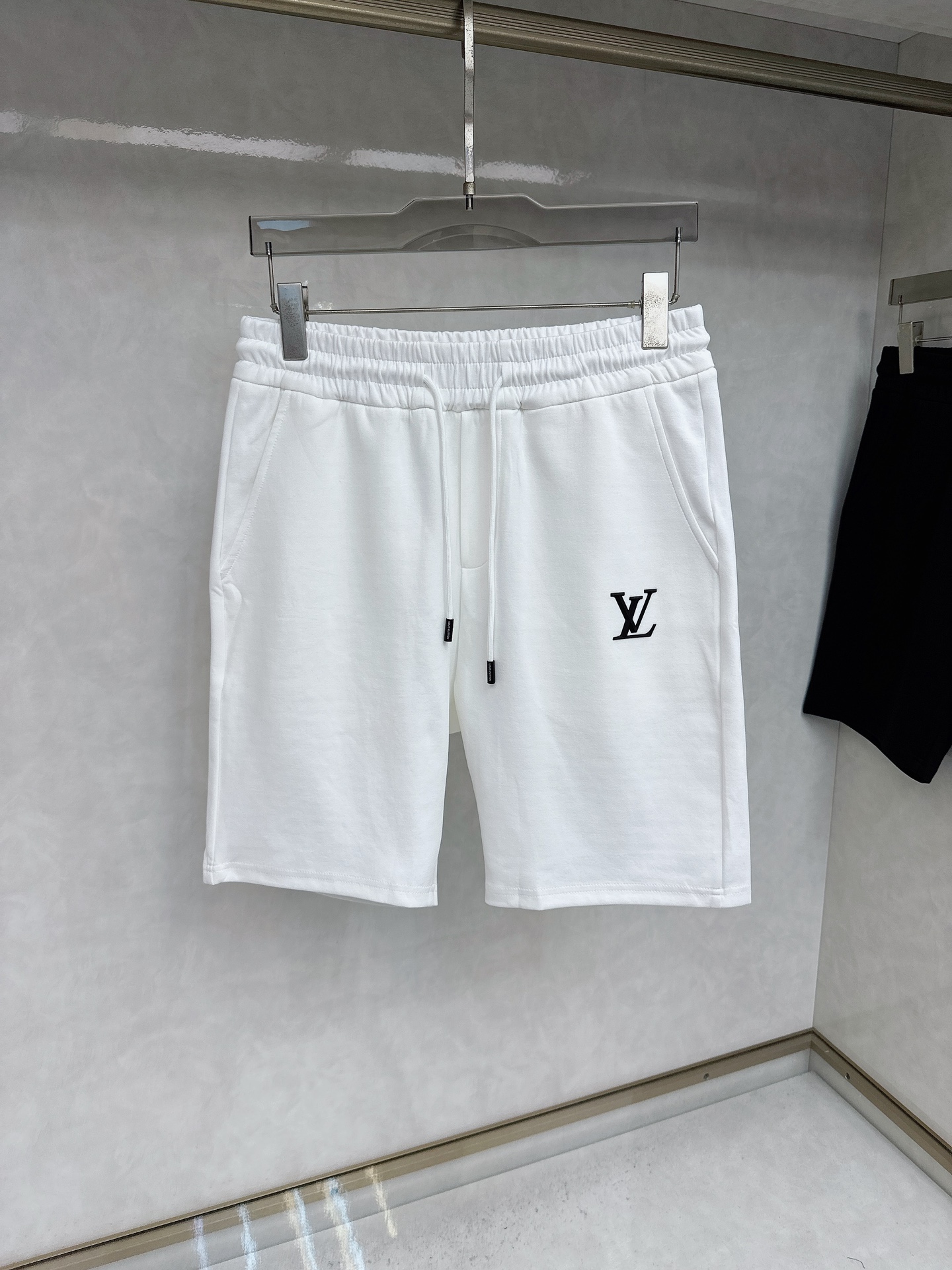  LV 2025夏季新款休闲短裤！官网同步发售。品牌经典LOGO休闲裤 ，定制面料，舒适度极好，手触感强