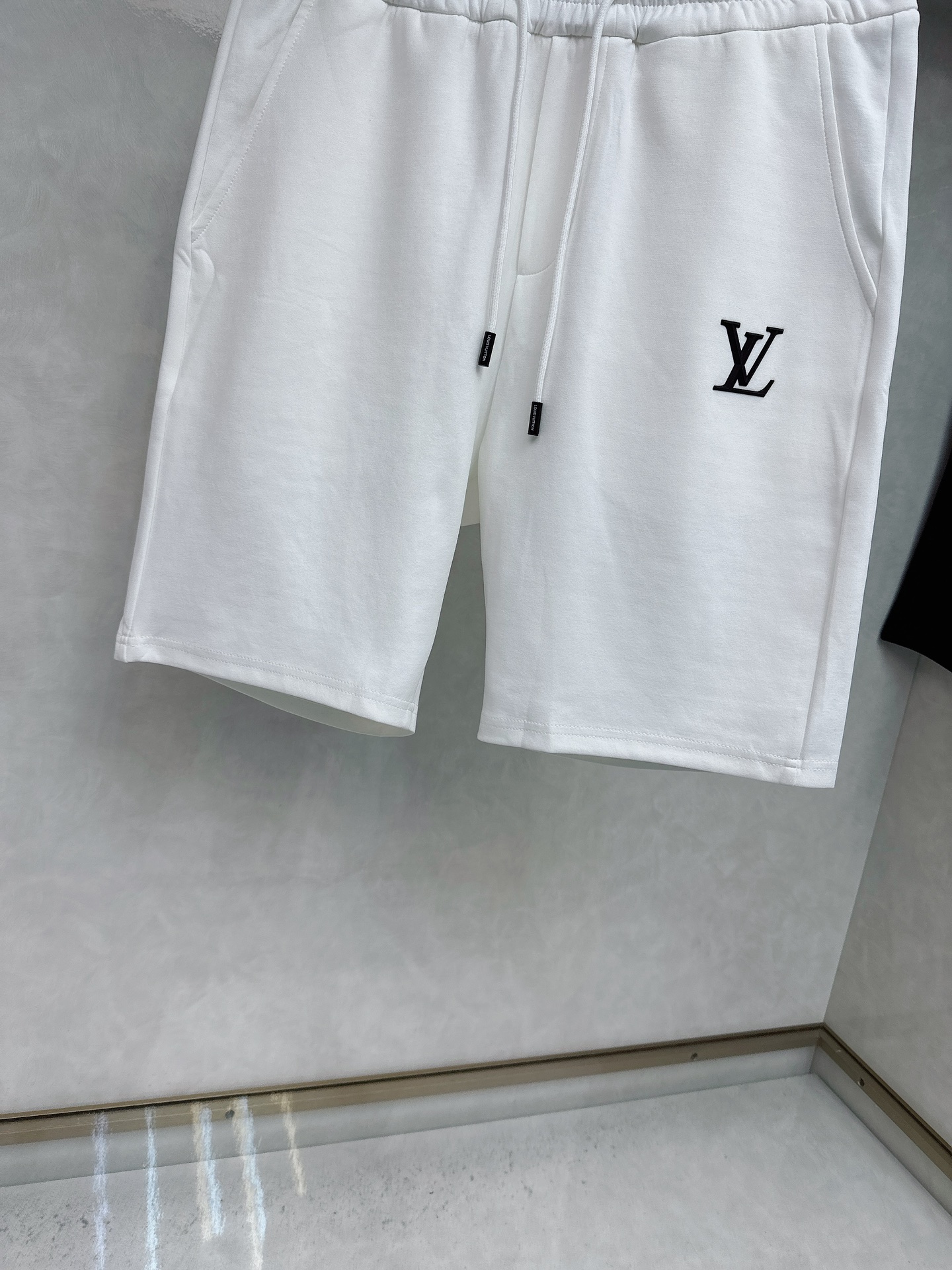  LV 2025夏季新款休闲短裤！官网同步发售。品牌经典LOGO休闲裤 ，定制面料，舒适度极好，手触感强
