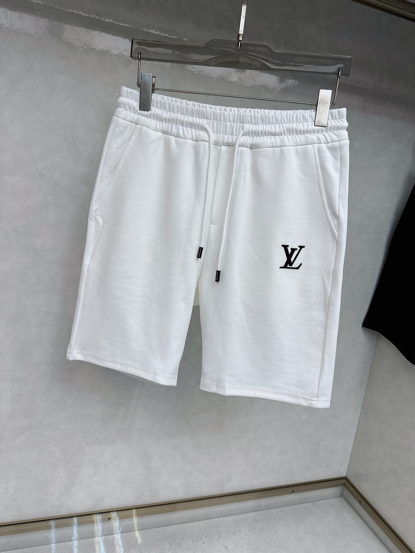  LV 2025夏季新款休闲短裤！官网同步发售。品牌经典LOGO休闲裤 ，定制面料，舒适度极好，手触感强