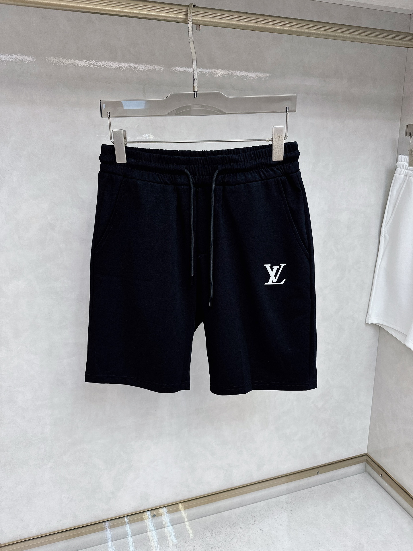  LV 2025夏季新款休闲短裤！官网同步发售。品牌经典LOGO休闲裤 ，定制面料，舒适度极好，手触感强
