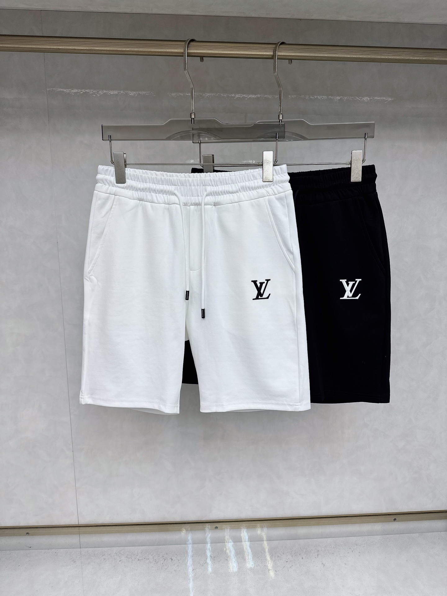  LV 2025夏季新款休闲短裤！官网同步发售。品牌经典LOGO休闲裤 ，定制面料，舒适度极好，手触感强