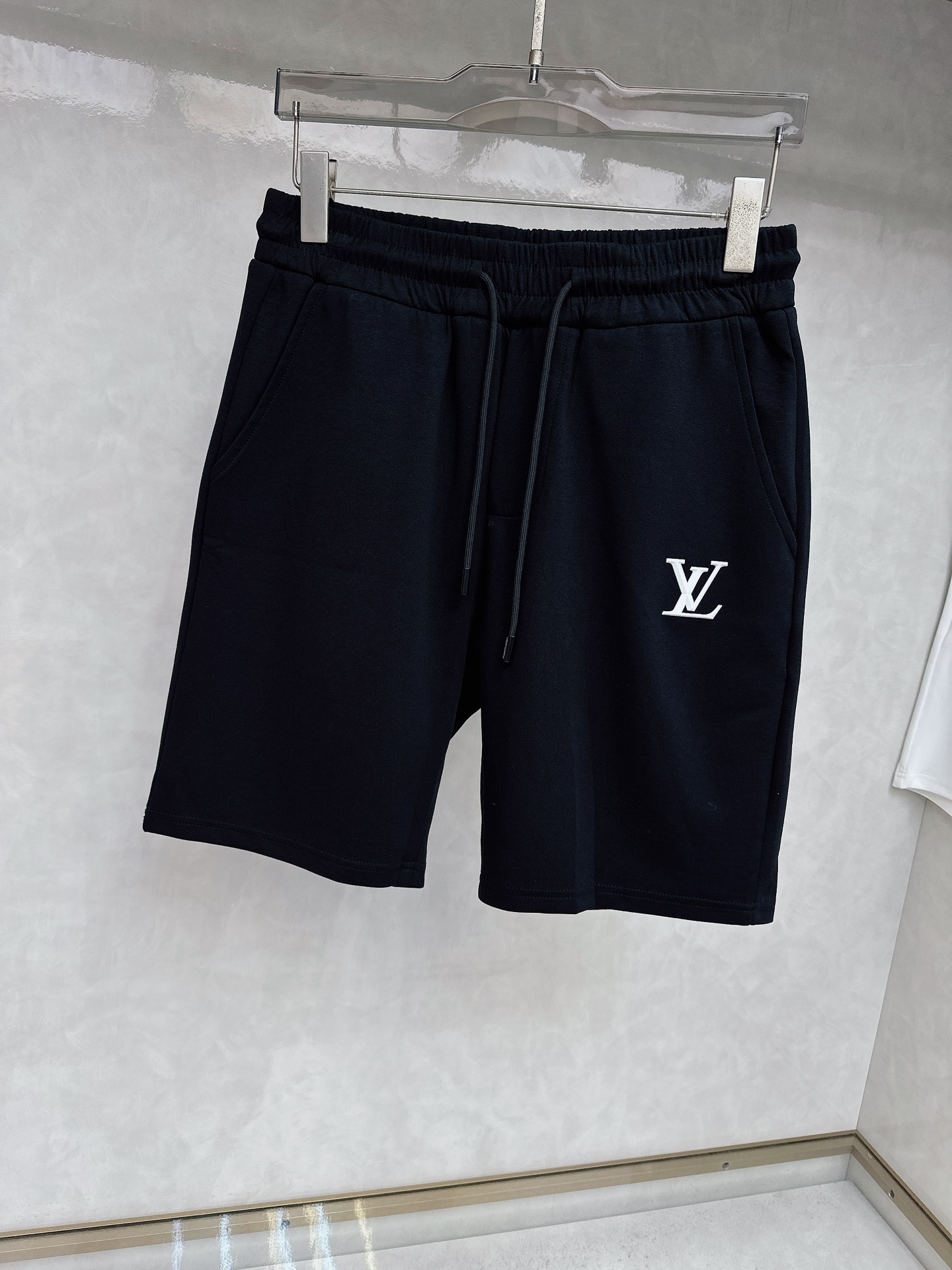  LV 2025夏季新款休闲短裤！官网同步发售。品牌经典LOGO休闲裤 ，定制面料，舒适度极好，手触感强