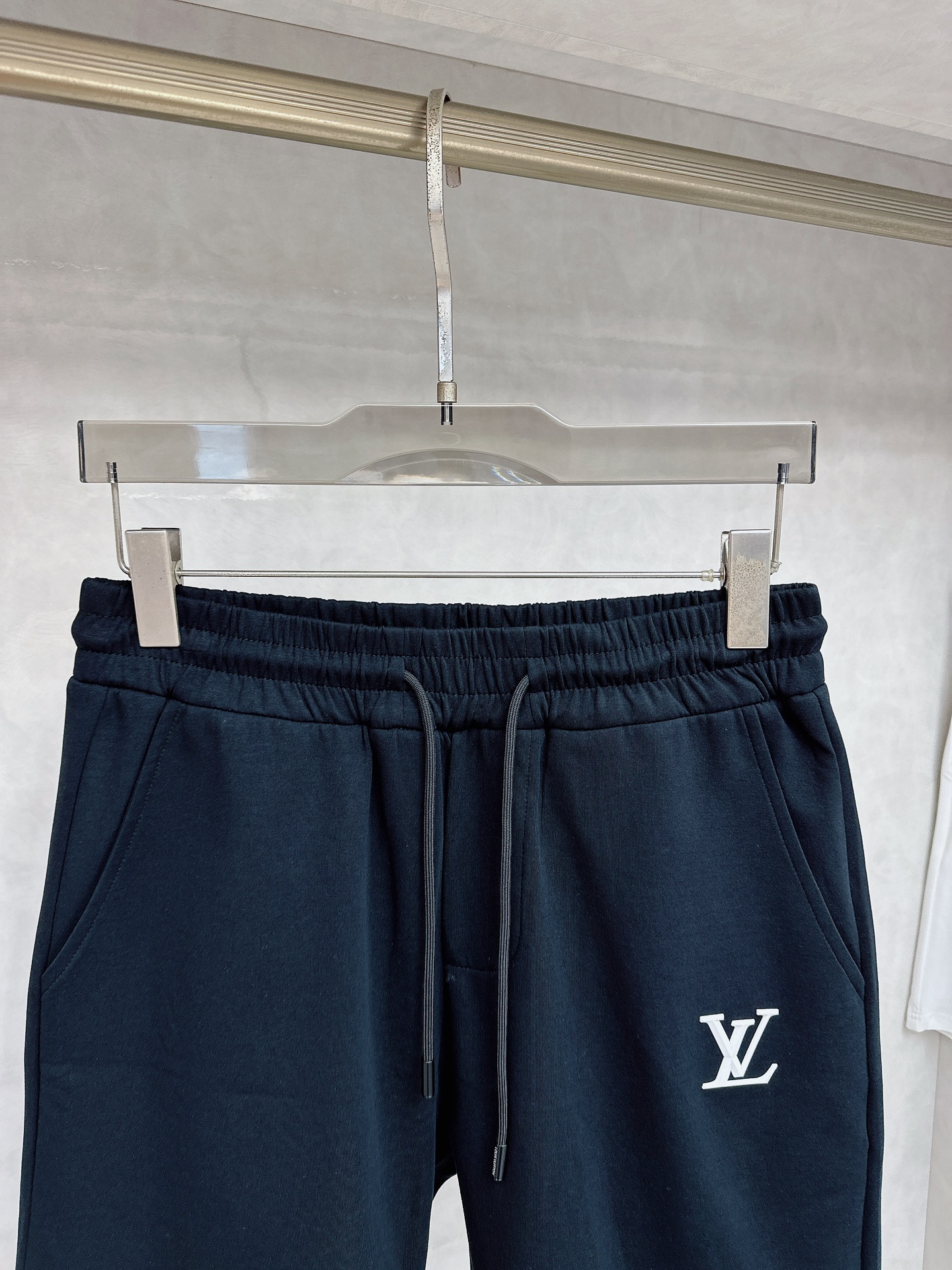  LV 2025夏季新款休闲短裤！官网同步发售。品牌经典LOGO休闲裤 ，定制面料，舒适度极好，手触感强