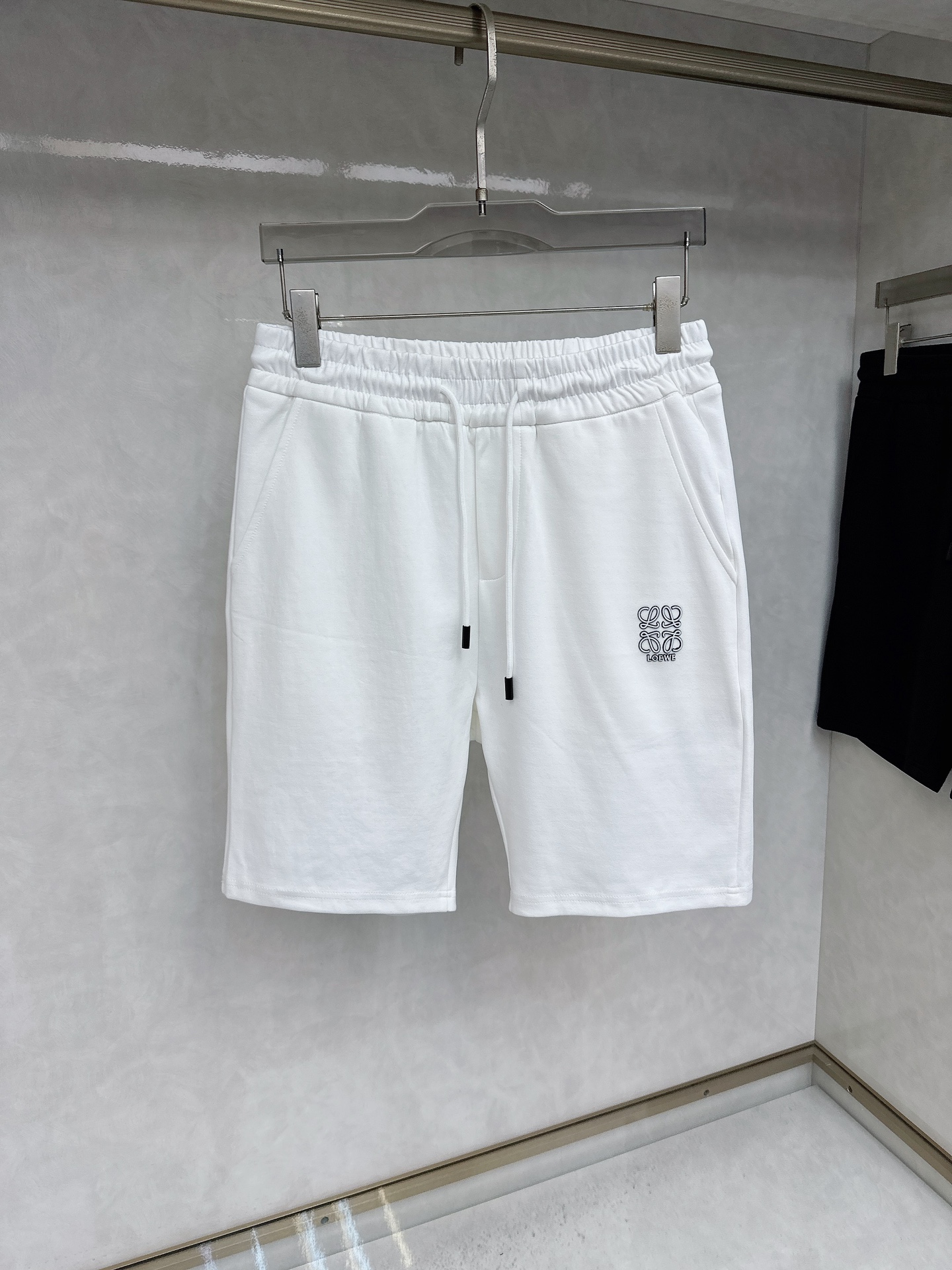  罗意威 2025夏季新款休闲短裤！官网同步发售。品牌经典LOGO休闲裤 ，定制面料，舒适度极好，手触感