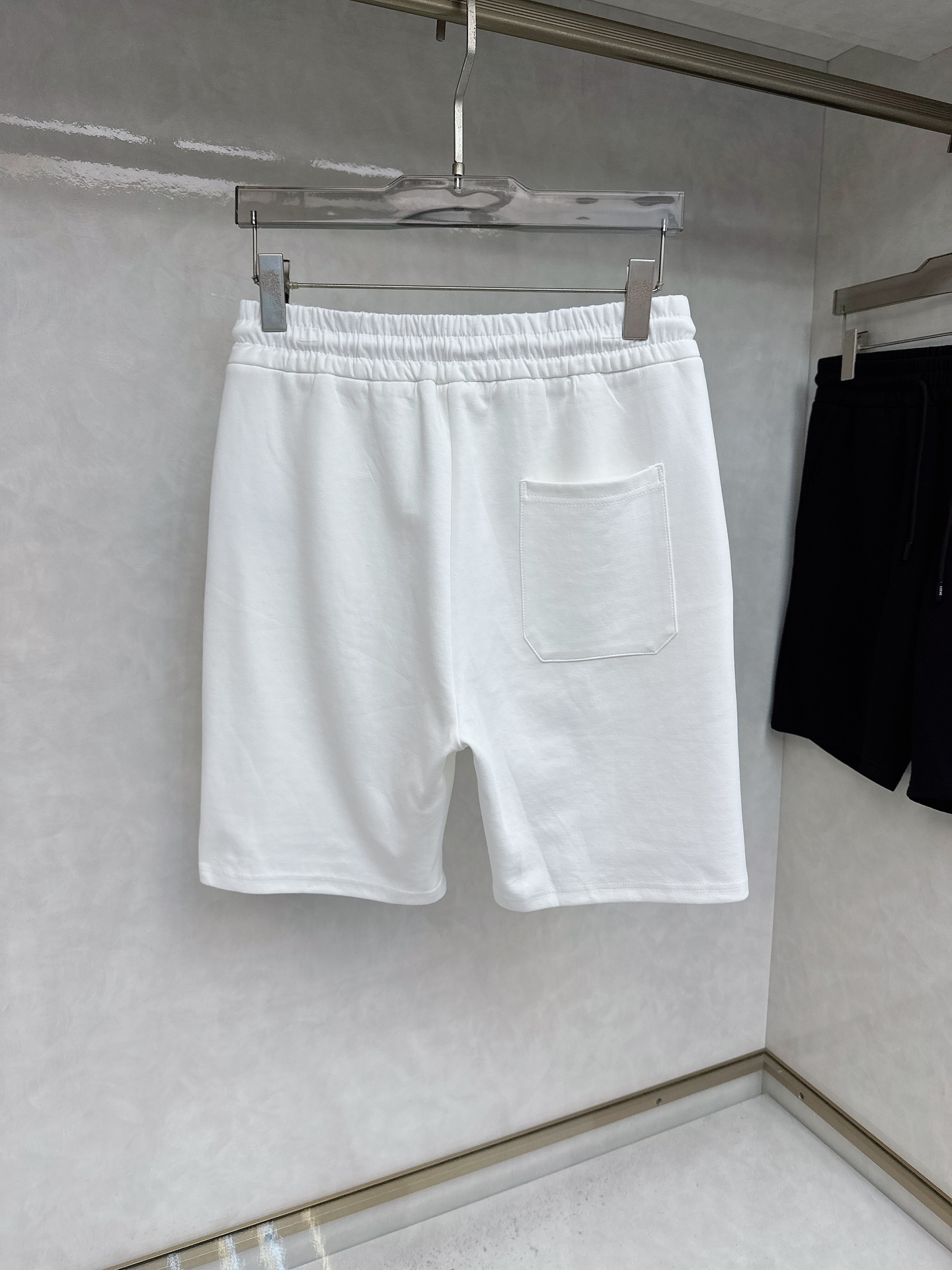  罗意威 2025夏季新款休闲短裤！官网同步发售。品牌经典LOGO休闲裤 ，定制面料，舒适度极好，手触感