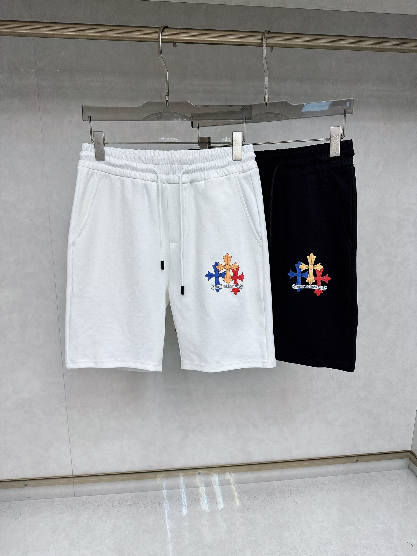  克罗心 2025夏季新款休闲短裤！官网同步发售。品牌经典LOGO休闲裤 ，定制面料，舒适度极好，手触感