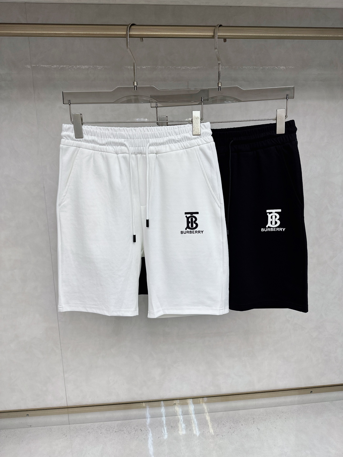 巴宝莉 2025夏季新款休闲短裤！官网同步发售。品牌经典LOGO休闲裤 ，定制面料，舒适度极好，手触感