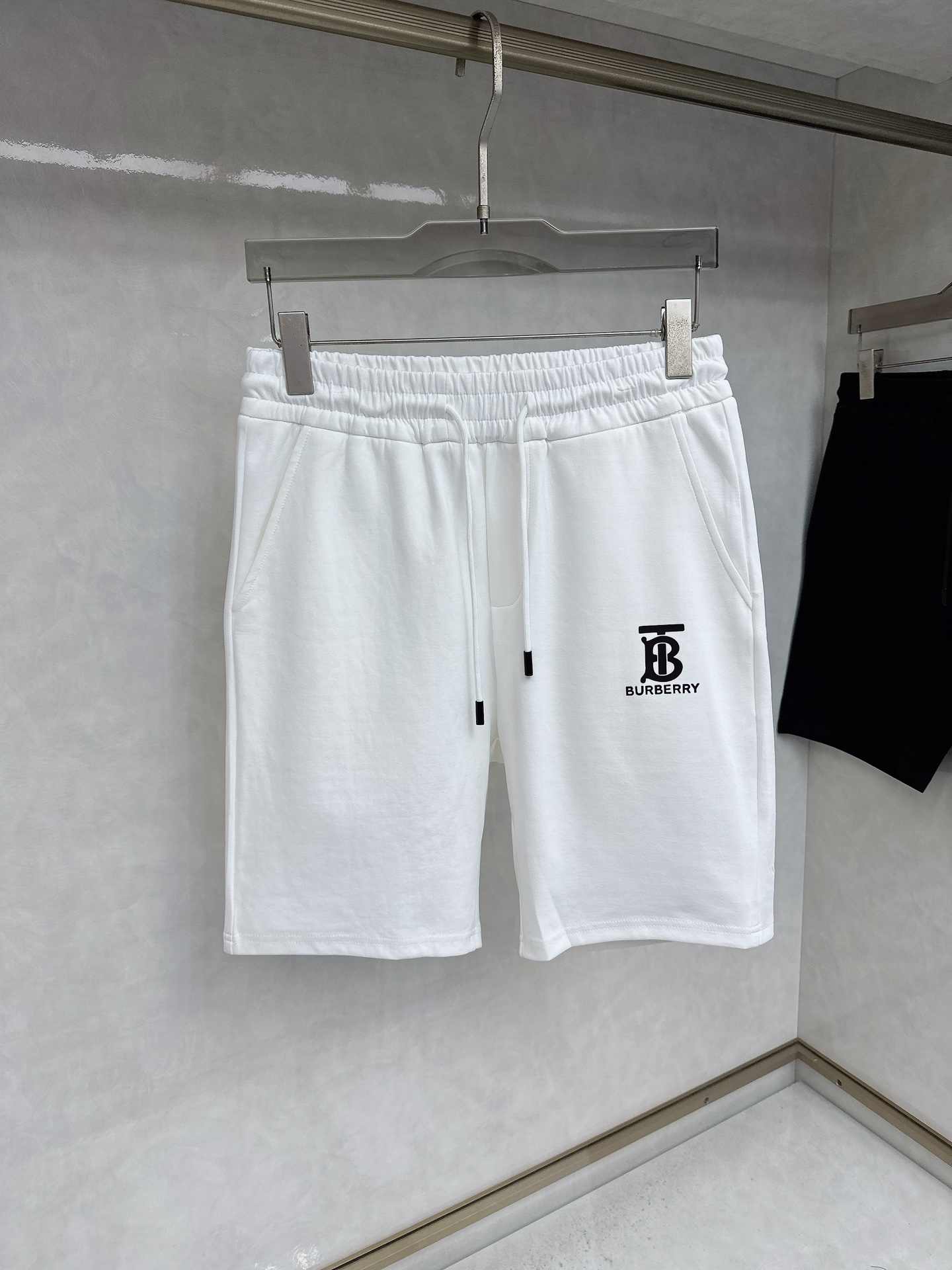  巴宝莉 2025夏季新款休闲短裤！官网同步发售。品牌经典LOGO休闲裤 ，定制面料，舒适度极好，手触感