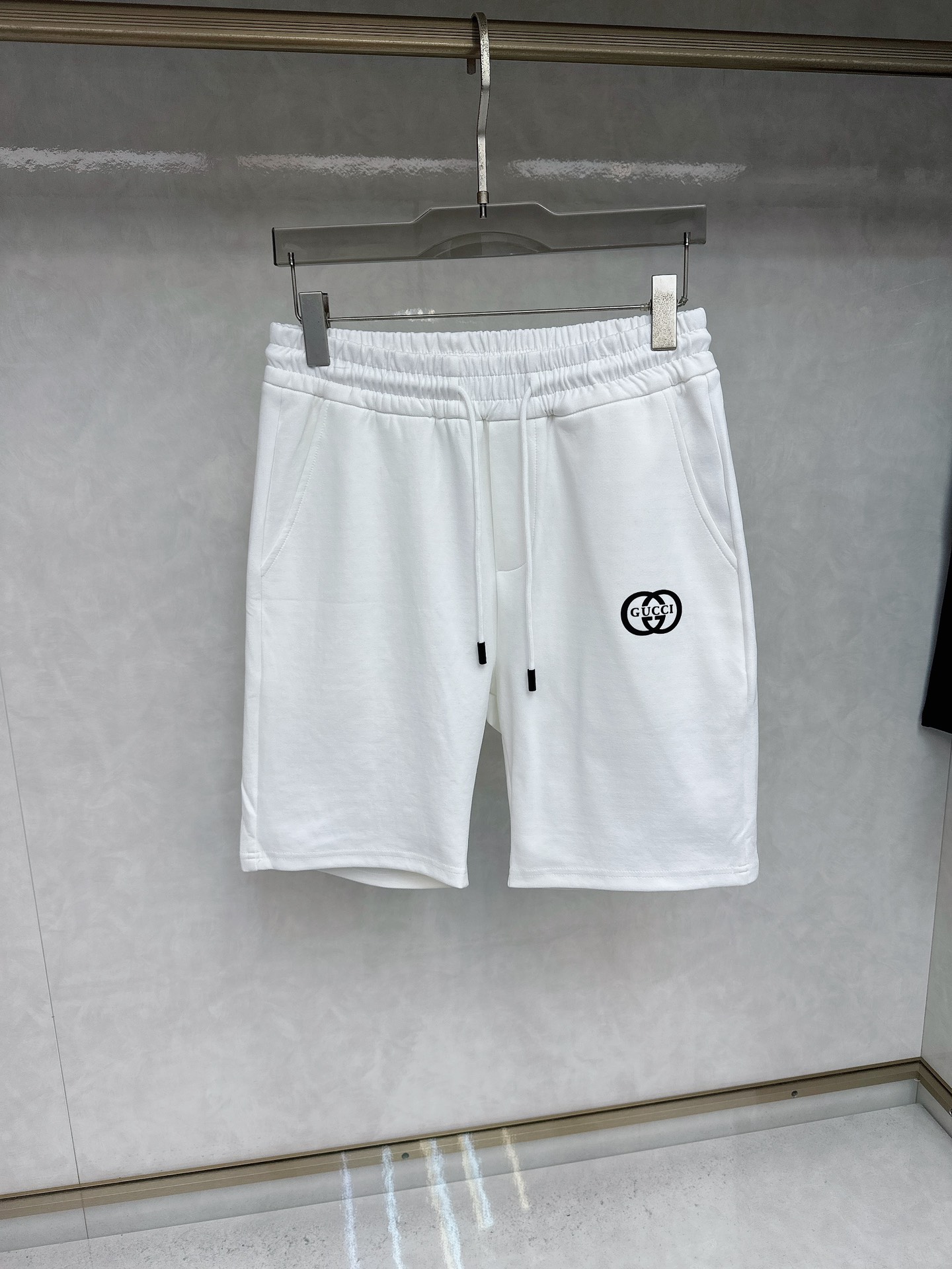  古奇 2025夏季新款休闲短裤！官网同步发售。品牌经典LOGO休闲裤 ，定制面料，舒适度极好，手触感强