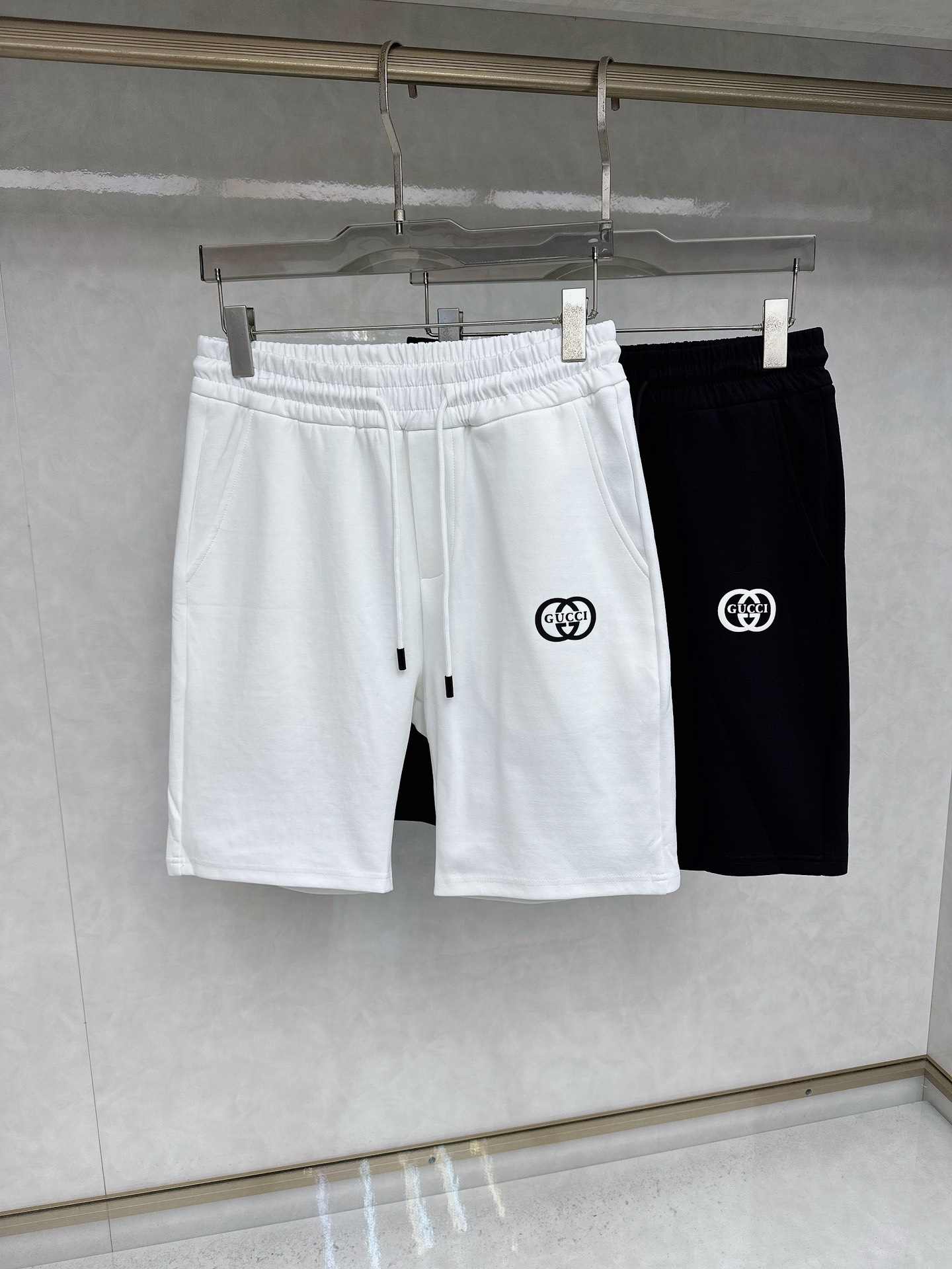  古奇 2025夏季新款休闲短裤！官网同步发售。品牌经典LOGO休闲裤 ，定制面料，舒适度极好，手触感强
