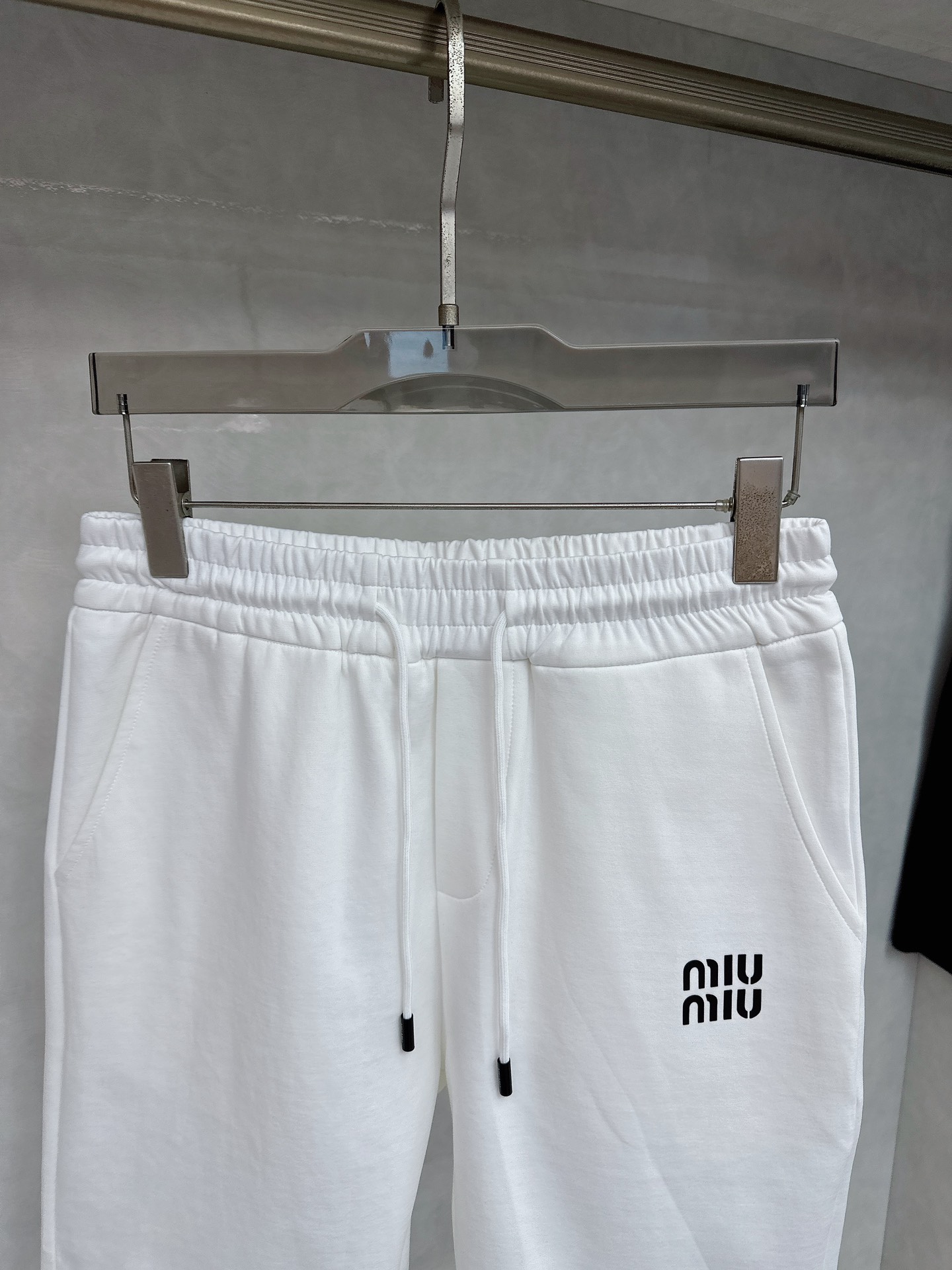  😊 2025夏季新款休闲短裤！官网同步发售。品牌经典LOGO休闲裤 ，定制面料，舒适度极好，手触感强烈