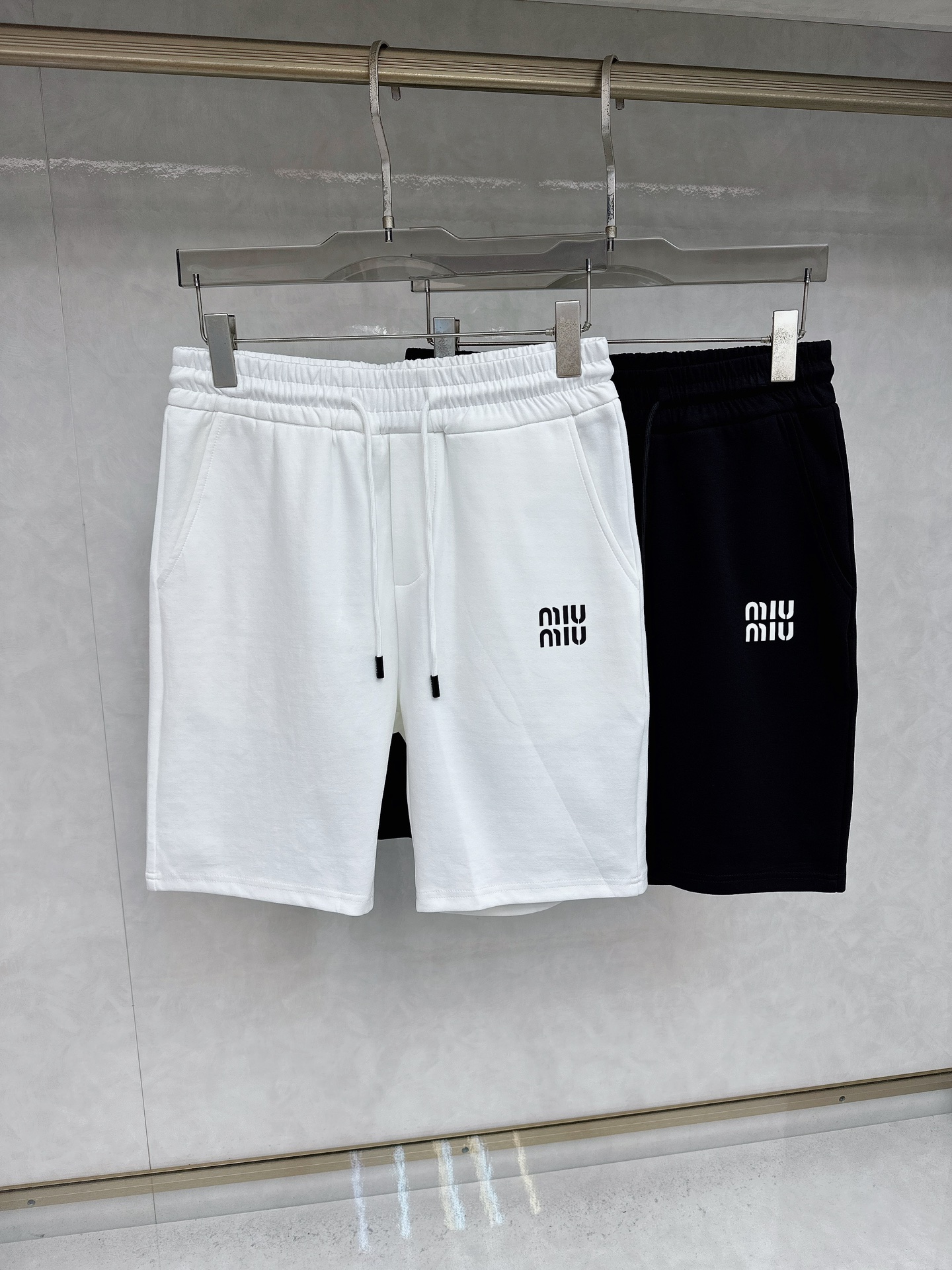  😊 2025夏季新款休闲短裤！官网同步发售。品牌经典LOGO休闲裤 ，定制面料，舒适度极好，手触感强烈