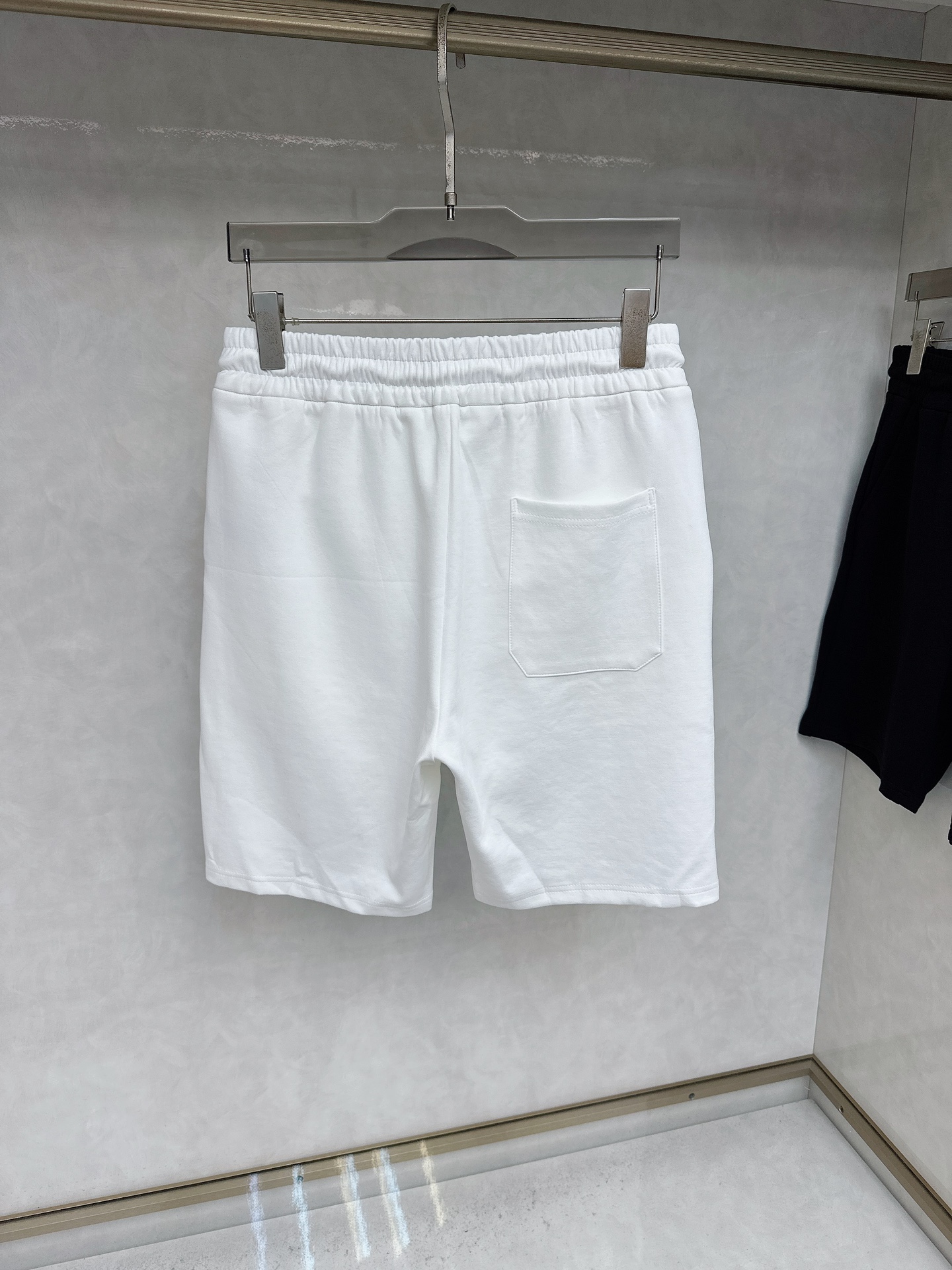  DG 2025夏季新款休闲短裤！官网同步发售。品牌经典LOGO休闲裤 ，定制面料，舒适度极好，手触感强