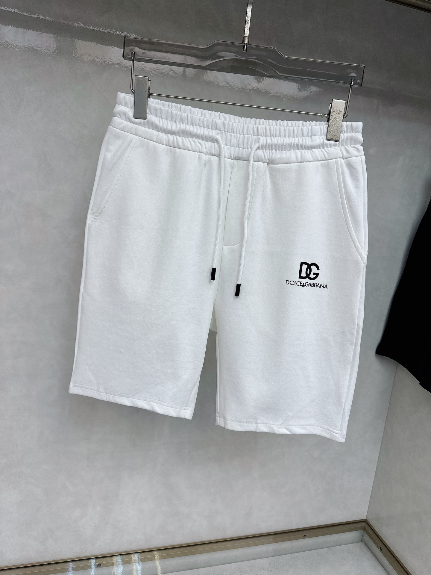  DG 2025夏季新款休闲短裤！官网同步发售。品牌经典LOGO休闲裤 ，定制面料，舒适度极好，手触感强