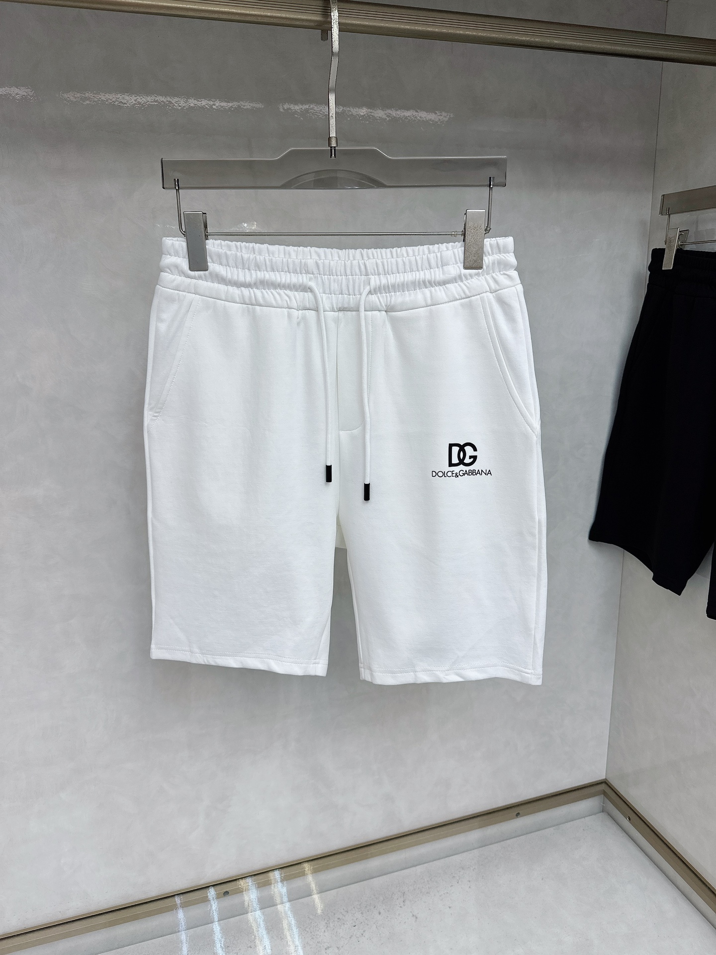  DG 2025夏季新款休闲短裤！官网同步发售。品牌经典LOGO休闲裤 ，定制面料，舒适度极好，手触感强