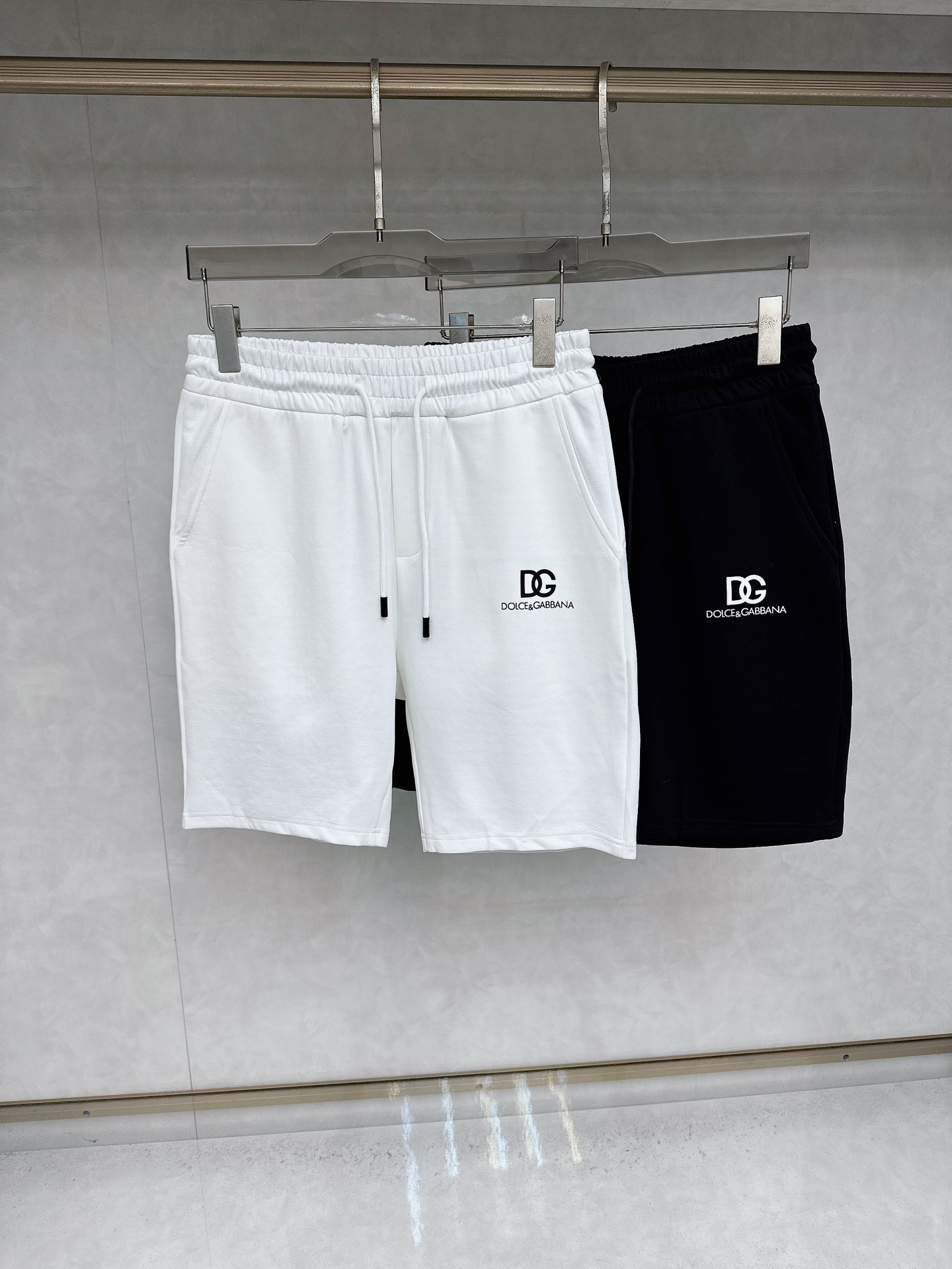  DG 2025夏季新款休闲短裤！官网同步发售。品牌经典LOGO休闲裤 ，定制面料，舒适度极好，手触感强