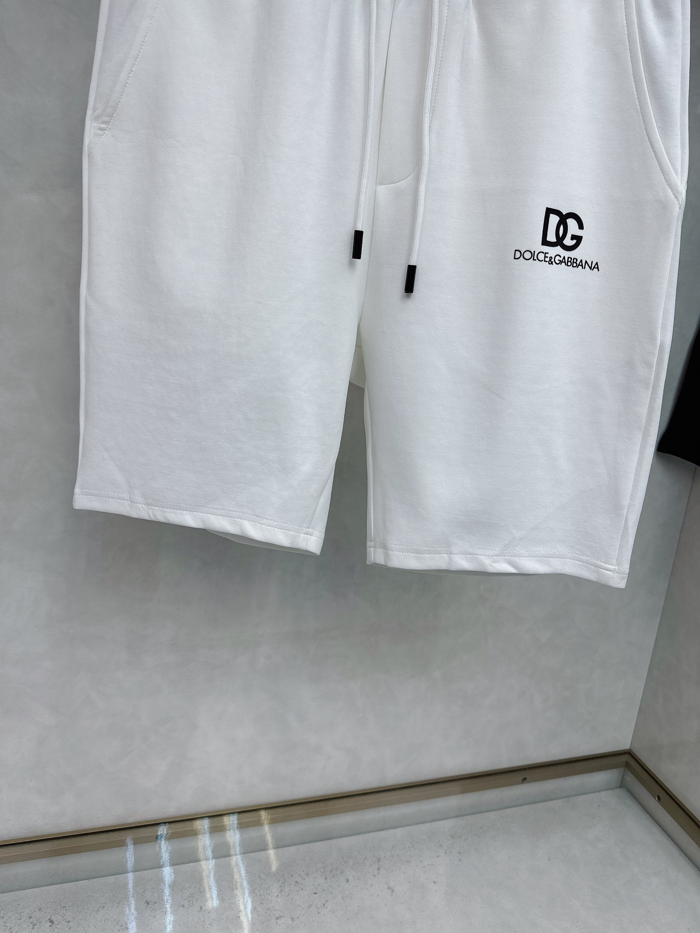  DG 2025夏季新款休闲短裤！官网同步发售。品牌经典LOGO休闲裤 ，定制面料，舒适度极好，手触感强