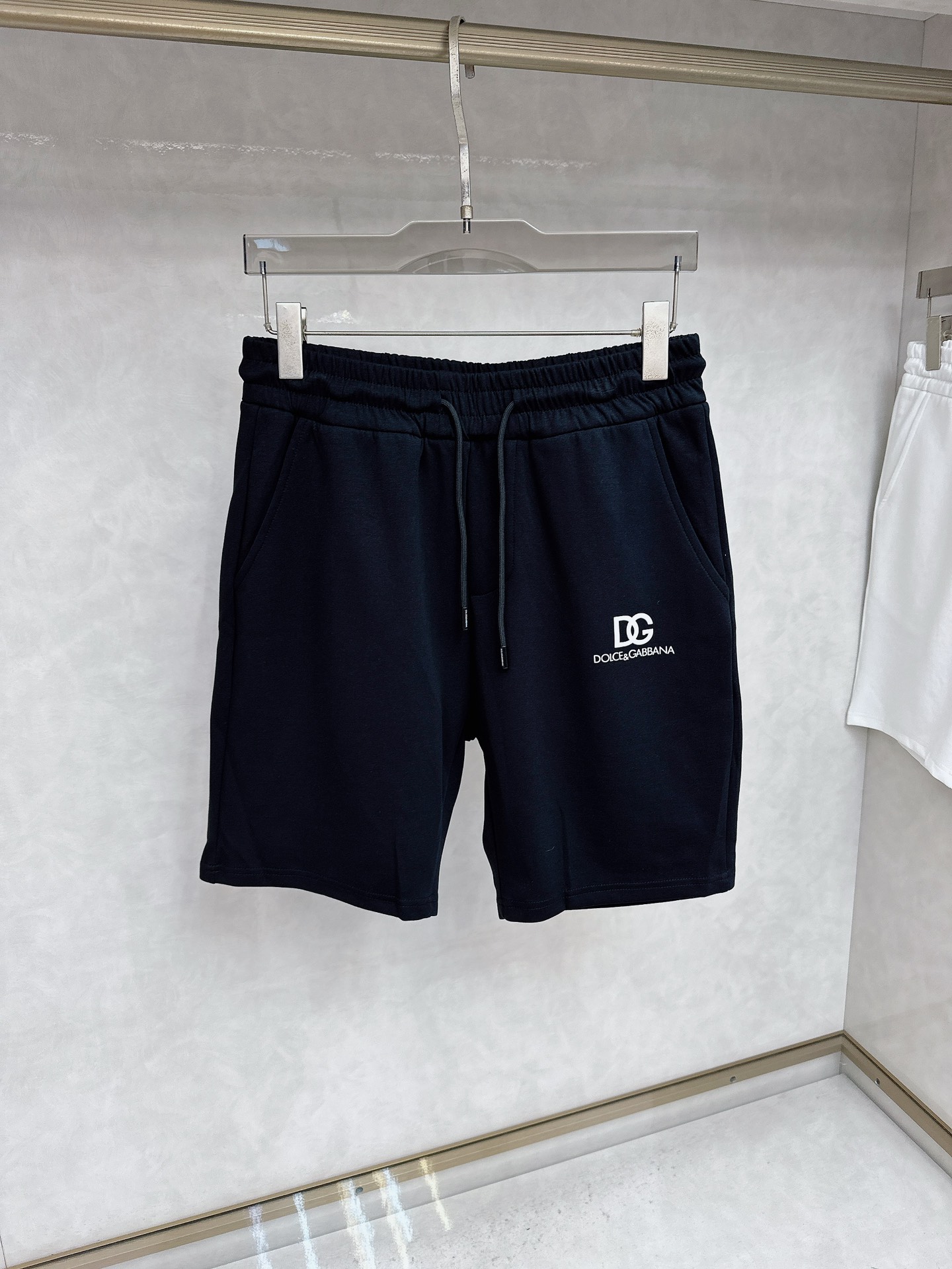  DG 2025夏季新款休闲短裤！官网同步发售。品牌经典LOGO休闲裤 ，定制面料，舒适度极好，手触感强