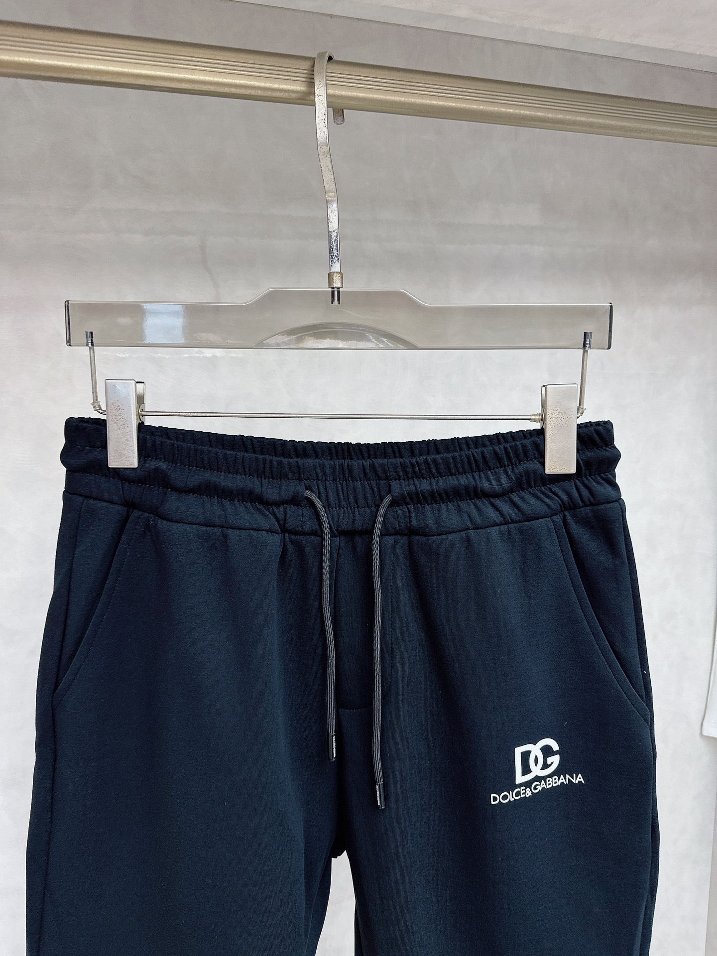  DG 2025夏季新款休闲短裤！官网同步发售。品牌经典LOGO休闲裤 ，定制面料，舒适度极好，手触感强