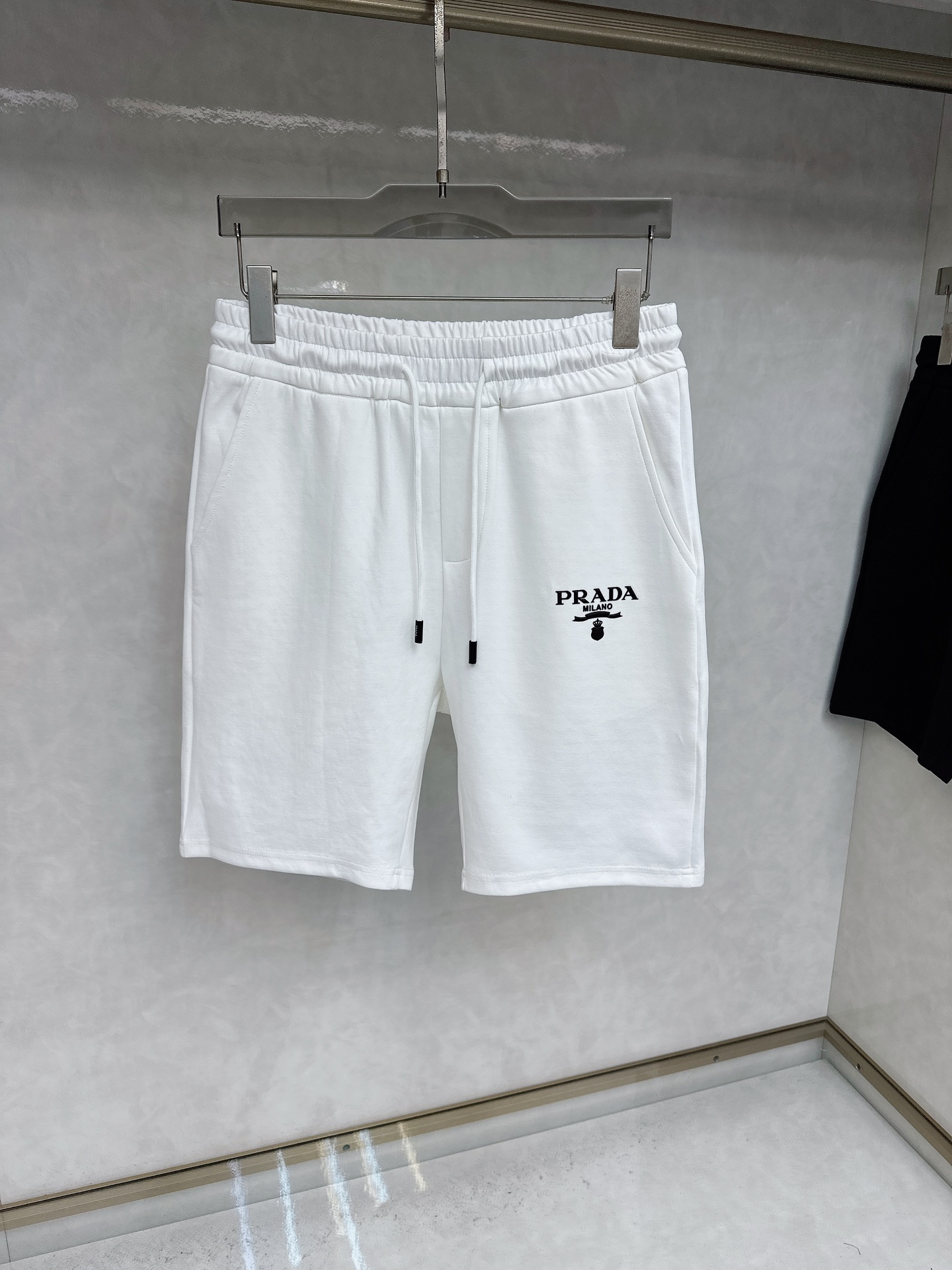  普拉达 2025夏季新款休闲短裤！官网同步发售。品牌经典LOGO休闲裤 ，定制面料，舒适度极好，手触感