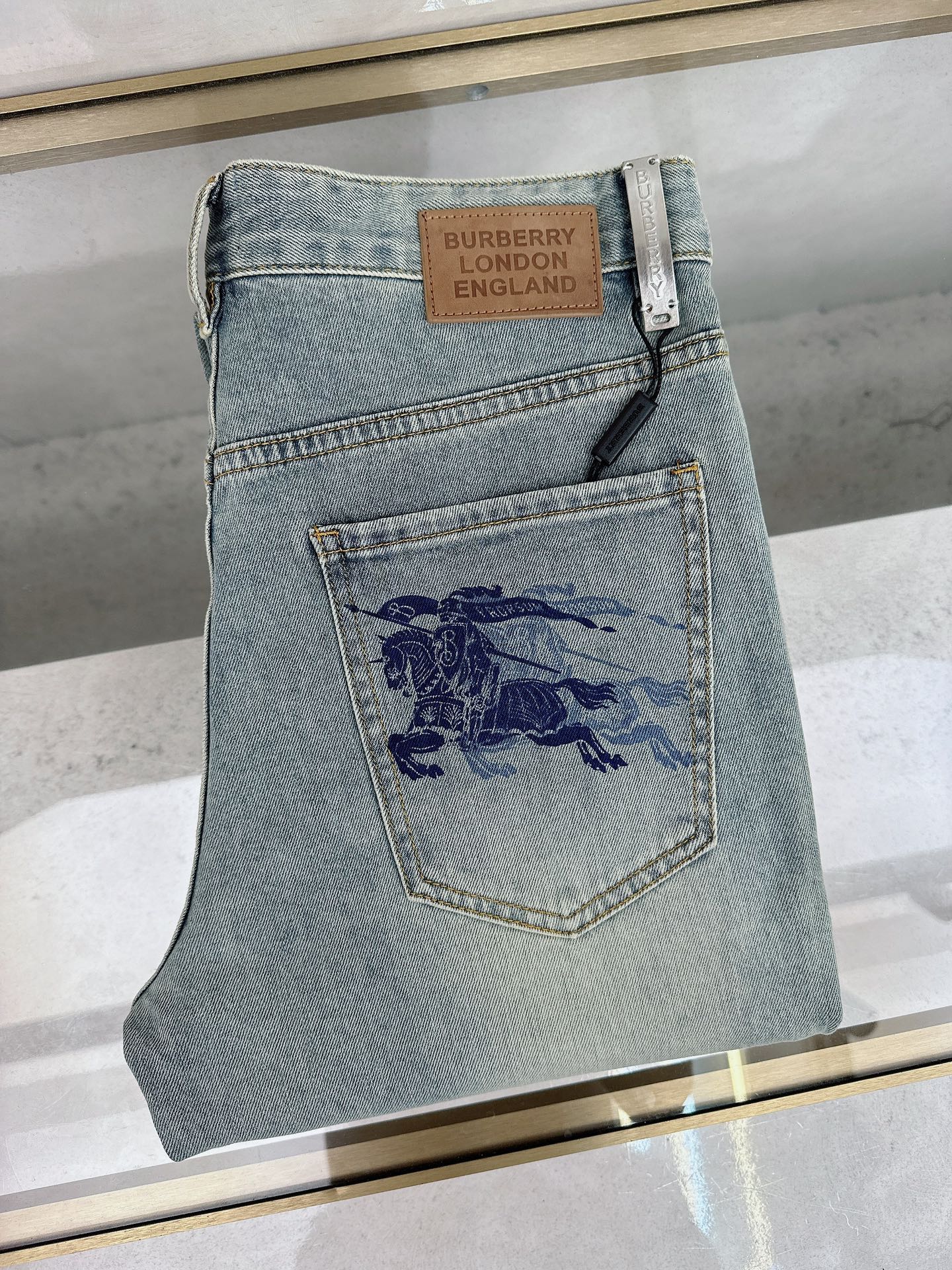 NO:488123,Burberry's new spring and summer style of men's casual jeans, top quality!  Channel orders are sold simultaneously on the official website!  !  Original customized denim cotton material!  Suitable for casual/formal outfits ~ the best for daily commuting!  !  Size 29-38 (no 3537), Burberry, jeans, alexander wang19860909巴宝莉 春夏新款男士休闲牛仔裤,顶级品质！渠道订单,官网同步出售！！原厂订制牛仔全棉材质！适合休闲/正装各种搭配～日常通勤的极品！！尺码29-38（没3537）,,burberry,jeans,alexander wang,Men's clothing