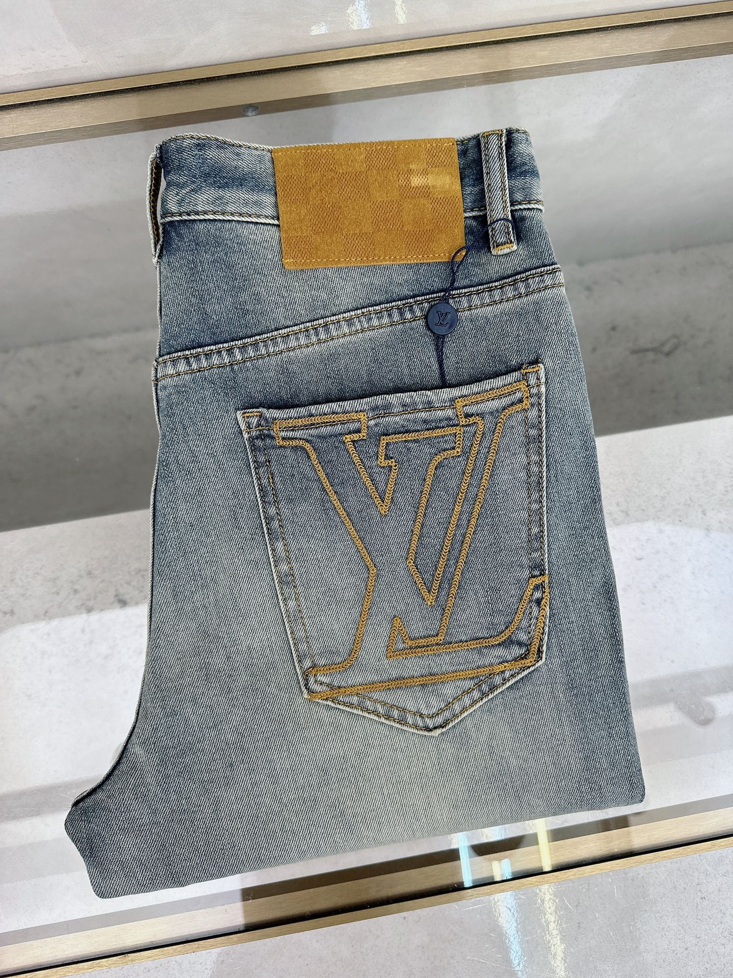 NO:488129,LV spring and summer new men's casual jeans, top quality!  Channel orders are sold simultaneously on the official website!  !  Original customized denim cotton material!  Suitable for casual/formal outfits ~ the best for daily commuting!  !  Size 29-38 (no 3537), louis vuitton, jeans, alexander wang19860909LV 春夏新款男士休闲牛仔裤,顶级品质！渠道订单,官网同步出售！！原厂订制牛仔全棉材质！适合休闲/正装各种搭配～日常通勤的极品！！尺码29-38（没3537）,,louis vuitton,jeans,alexander wang,Men's clothing