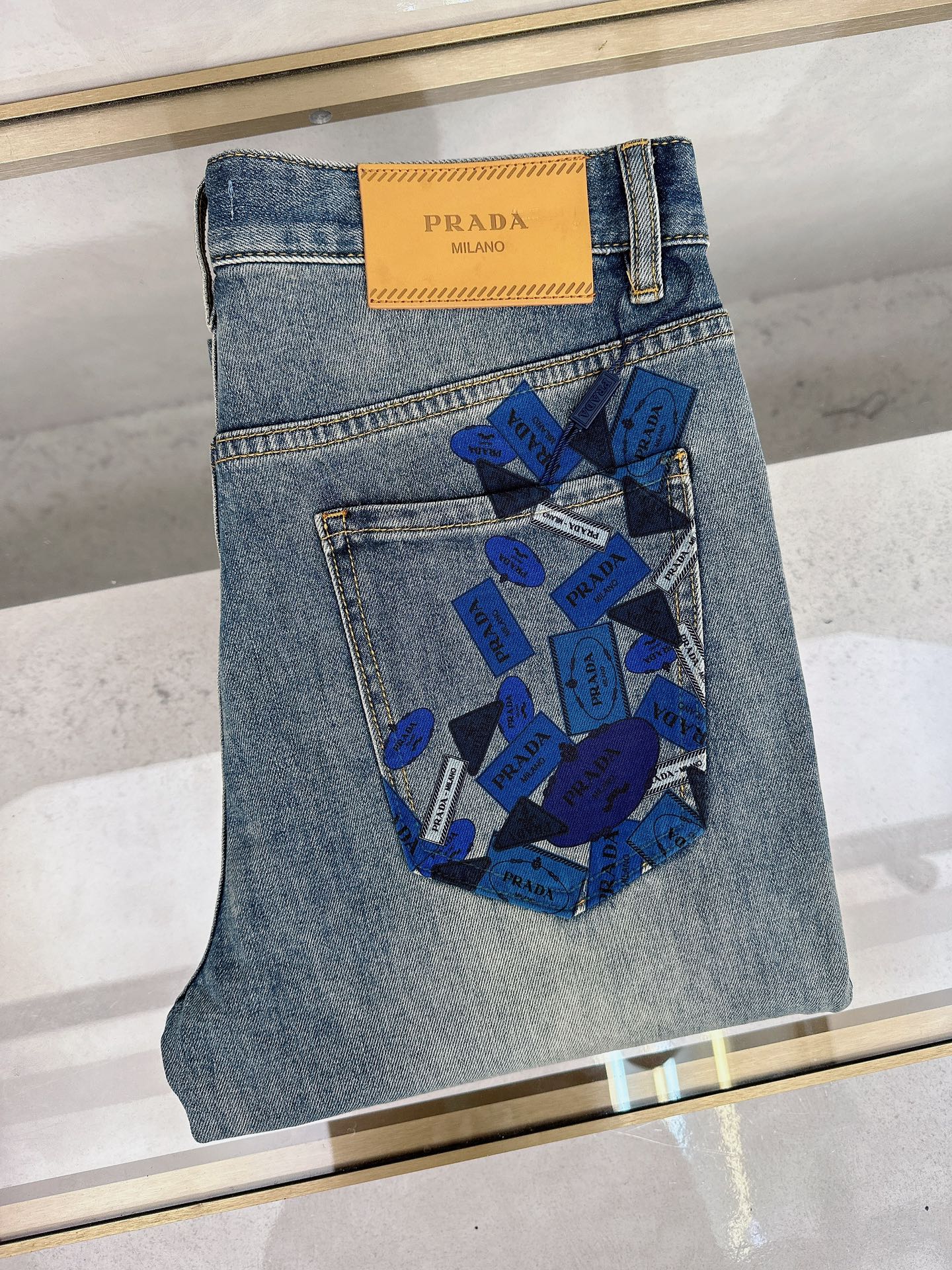 NO:519072,Prada 2025 spring and summer new men's casual jeans, top quality!  Channel orders are sold simultaneously on the official website!  !  Original customized denim cotton material!  Suitable for casual/formal outfits ~ the best for daily commuting!  !  Size 29-38 (no 3537), prada, jeans, alexander wang19860909普拉达 2025春夏新款男士休闲牛仔裤,顶级品质！渠道订单,官网同步出售！！原厂订制牛仔全棉材质！适合休闲/正装各种搭配～日常通勤的极品！！尺码29-38（没3537）,,prada,jeans,alexander wang,Men's clothing