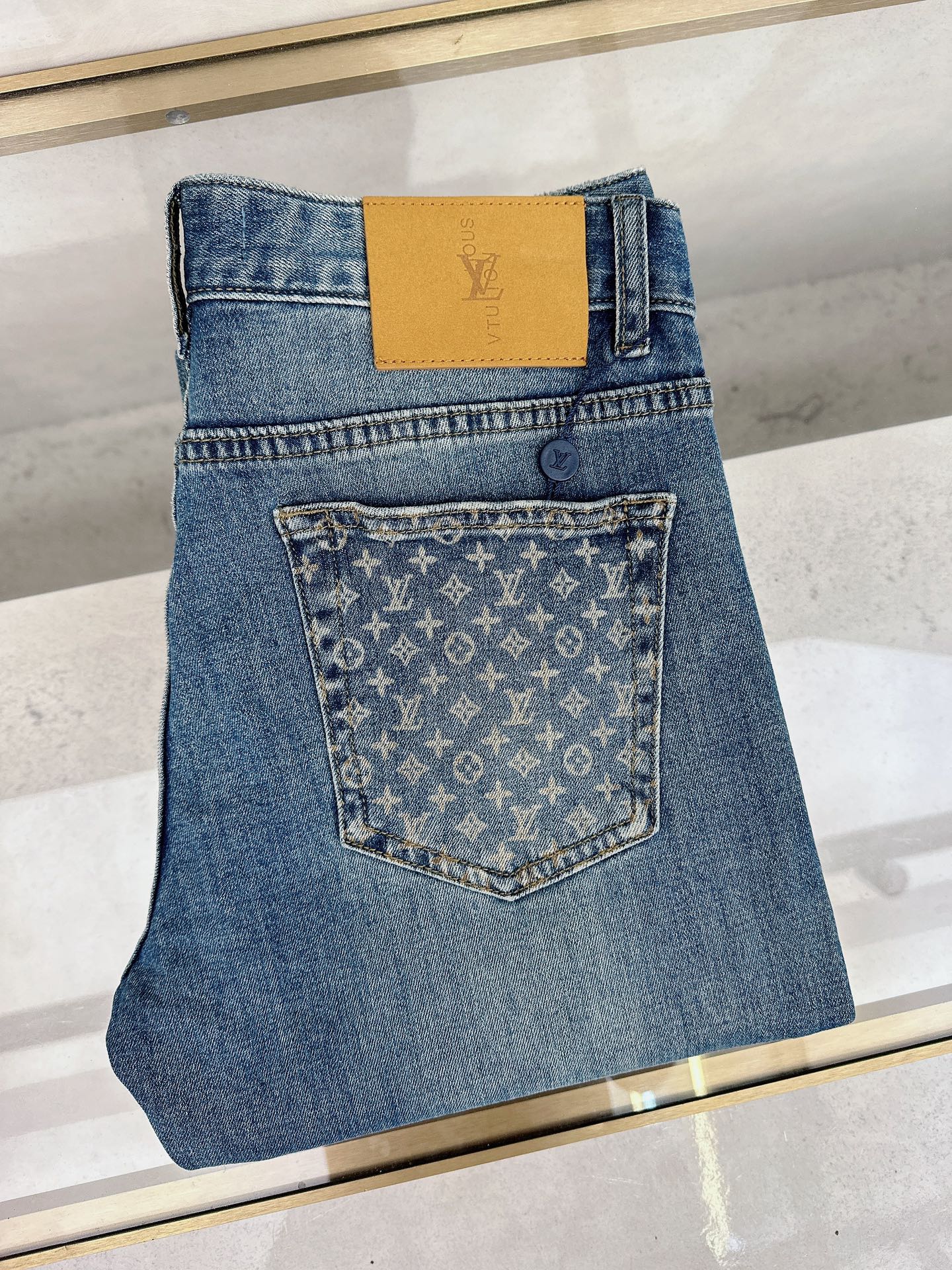 NO:519069,LV 2025 spring and summer new men's casual jeans, top quality!  Channel orders are sold simultaneously on the official website!  !  Original customized denim cotton material!  Suitable for casual/formal outfits ~ the best for daily commuting!  !  Size 29-38 (no 3537), louis vuitton, jeans, alexander wang19860909LV 2025春夏新款男士休闲牛仔裤,顶级品质！渠道订单,官网同步出售！！原厂订制牛仔全棉材质！适合休闲/正装各种搭配～日常通勤的极品！！尺码29-38（没3537）,,louis vuitton,jeans,alexander wang,Men's clothing