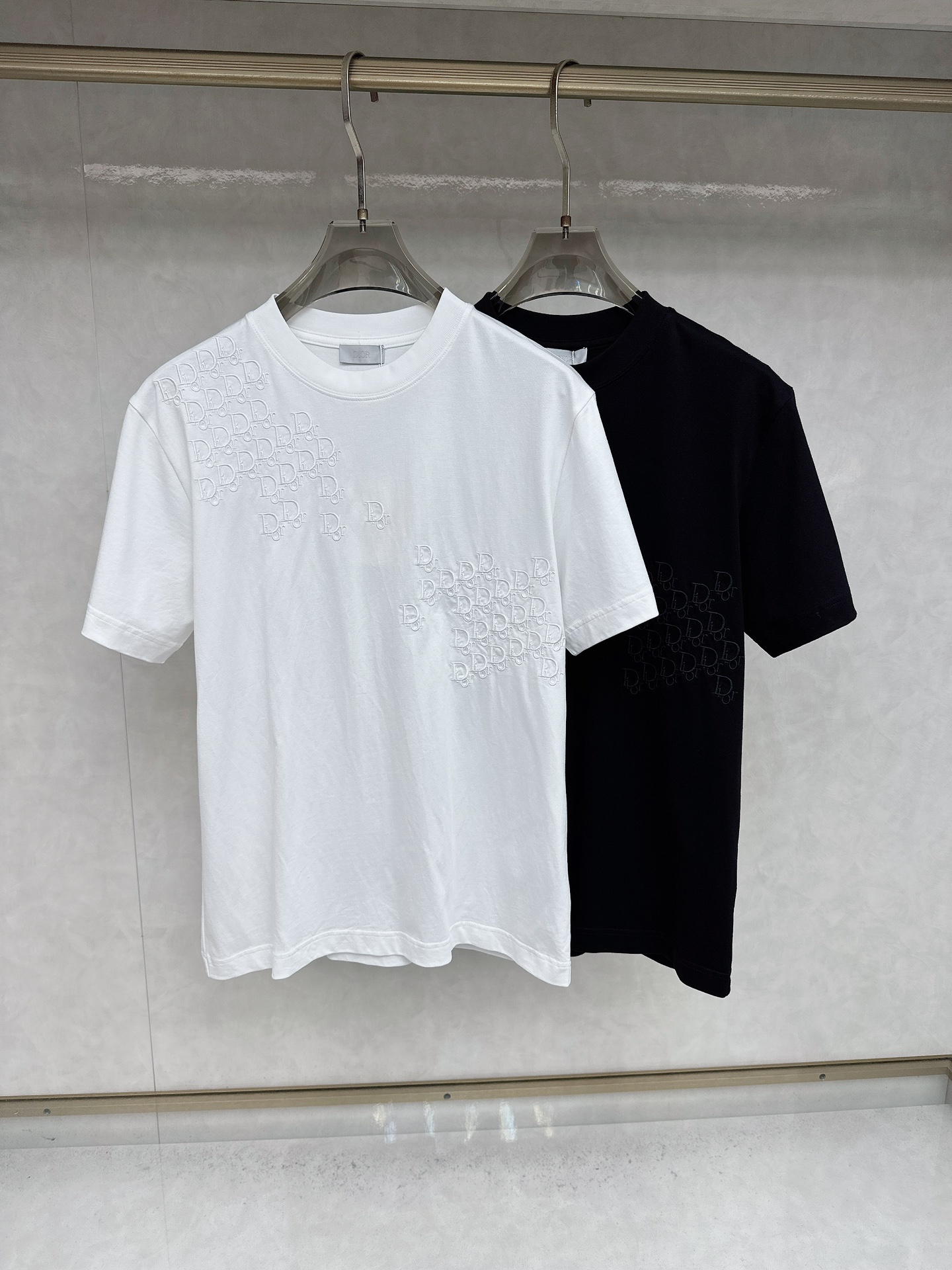 NO:519051,Dior 2025 summer clothing new short-sleeved T-shirt for men and women,!  Customized exclusive pure cotton fabric, customized original craft threads, and chest heavy-work letter logo craft design!  Simple and generous, calm and versatile, extremely high-end, perfectly integrated with fashion and style, a top fashionable style that perfectly suits the outside wear!  The overall feeling is natural!  The ultimate classic versatile short-sleeved T-shirt is designed with the latest three-dimensional letter logo pattern elements!  The ultimate perfection of heavy industry!  Fans who pursue high quality are please buy them by themselves, and all fans who know the goods are invited to appreciate this model together!  !  Size S-2XL S S S Shoulder Width 46 Bust 102 Clothes 66 Sleeve length 22 M Sleeve width 47 Bust 106 Clothes 67 Sleeve length 23 L Sleeve width 48 Bust 110 Clothes 68 Sleeve length 24 XL Sleeve width 49 Bust 114 Clothes 69 Sleeve length 25 2XL Sleeve width 50 Bust 116 Clothes 70 Sleeve length 26,,dior,T-shirt,tees,t-shirt,alexander wang19860909迪奥 2025夏装新款男女同款短袖T恤,！定制专属纯棉面料,定制原版工艺螺纹,胸前重工字母logo工艺设计！简约大方,从容百搭,档次极高,完美融入时尚还有风情感一款完美符合外穿的顶尖时髦气质款！整体给人浑然天成的感觉！极致经典的百搭型短袖T恤,采用最新的立体字母logo图案元素设计！极致的重工极致的完美！追求高品质的粉丝们请自行抢购,诚邀所有识货的粉丝一同鉴赏此款！！ 尺码S-2XL S码肩宽46 胸围102 衣长66 袖长22 M码肩宽47 胸围106 衣长67 袖长23 L码肩宽48 胸围110 衣长68 袖长24 XL码肩宽49 胸围114 衣长69 袖长25 2XL码肩宽50 胸围116 衣长70 袖长26,,dior,T-shirt,tees，t-shirt,alexander wang,Men's clothing