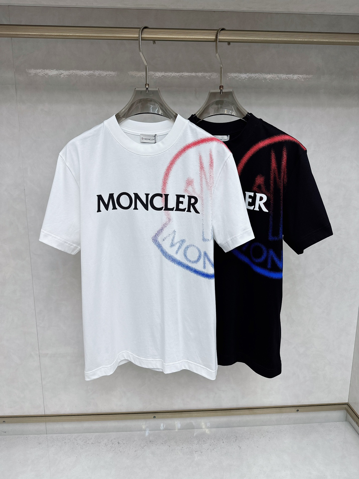 NO:519053,The 2025 summer clothes new short-sleeved T-shirt for men and women,!  Customized exclusive pure cotton fabric, customized original craft threads, and chest heavy-work letter logo craft design!  Simple and generous, calm and versatile, extremely high-end, perfectly integrated with fashion and style, a top fashionable style that perfectly suits the outside wear!  The overall feeling is natural!  The ultimate classic versatile short-sleeved T-shirt is designed with the latest three-dimensional letter logo pattern elements!  The ultimate perfection of heavy industry!  Fans who pursue high quality are please buy them by themselves, and all fans who know the goods are invited to appreciate this model together!  !  Size S-2XL S S S Shoulder Width 46 Bust 102 Clothes 66 Sleeve length 22 M Sleeve width 47 Bust 106 Clothes 67 Sleeve length 23 L Sleeve width 48 Bust 110 Clothes 68 Sleeve length 24 XL Sleeve width 49 Bust 114 Clothes 69 Sleeve length 25 2XL Sleeve width 50 Bust 116 Clothes 70 Sleeve length 26, Moncler, T-shirt,tees, t-shirt,alexander wang19860909蒙口 2025夏装新款男女同款短袖T恤,！定制专属纯棉面料,定制原版工艺螺纹,胸前重工字母logo工艺设计！简约大方,从容百搭,档次极高,完美融入时尚还有风情感一款完美符合外穿的顶尖时髦气质款！整体给人浑然天成的感觉！极致经典的百搭型短袖T恤,采用最新的立体字母logo图案元素设计！极致的重工极致的完美！追求高品质的粉丝们请自行抢购,诚邀所有识货的粉丝一同鉴赏此款！！ 尺码S-2XL S码肩宽46 胸围102 衣长66 袖长22 M码肩宽47 胸围106 衣长67 袖长23 L码肩宽48 胸围110 衣长68 袖长24 XL码肩宽49 胸围114 衣长69 袖长25 2XL码肩宽50 胸围116 衣长70 袖长26,,Moncler,T-shirt,tees，t-shirt,alexander wang,Men's clothing