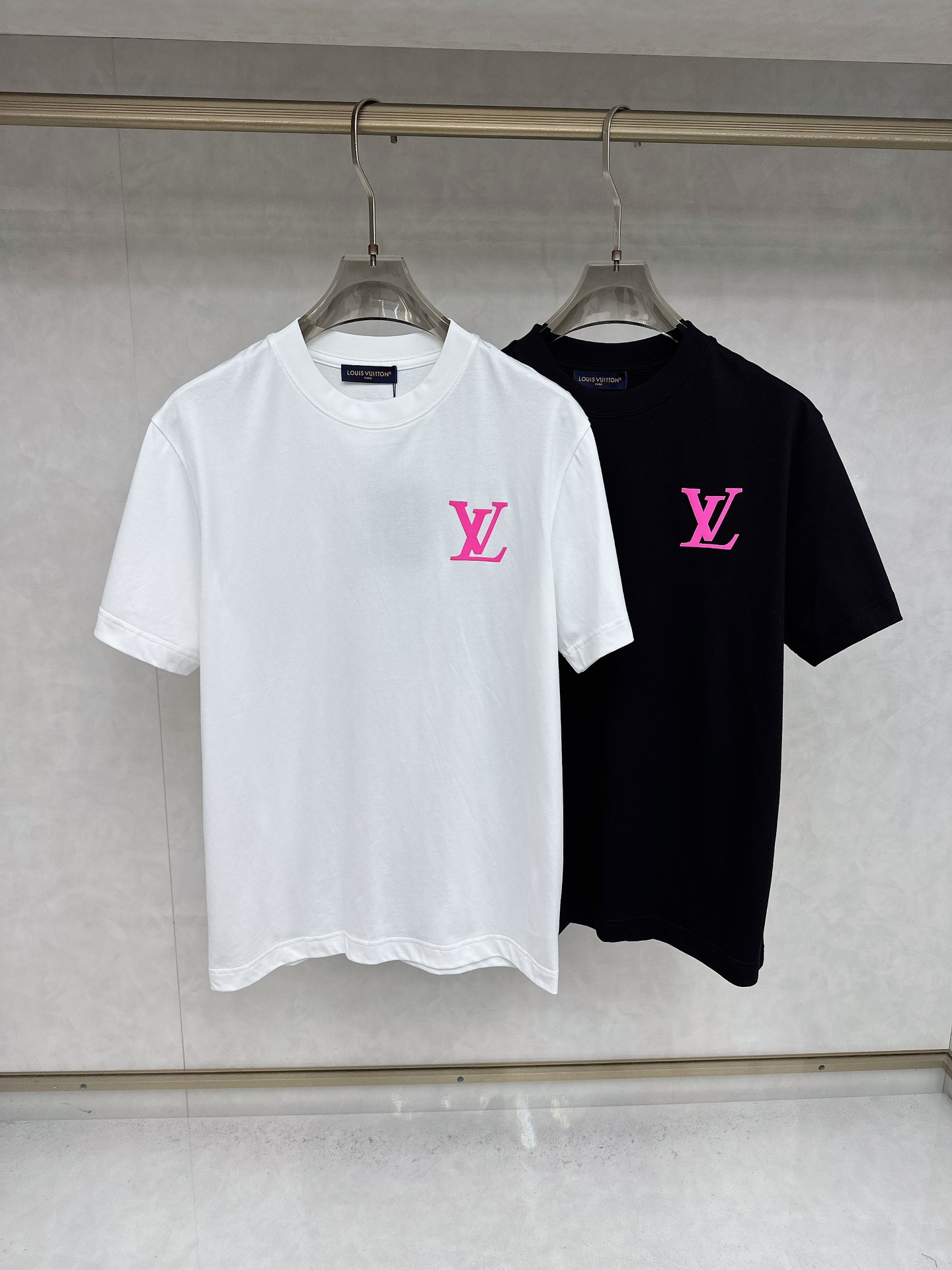 NO:519048,LV 2025 summer new men and women's short-sleeved T-shirt,!  Customized exclusive pure cotton fabric, customized original craft threads, and chest heavy-work letter logo craft design!  Simple and generous, calm and versatile, extremely high-end, perfectly integrated with fashion and style, a top fashionable style that perfectly suits the outside wear!  The overall feeling is natural!  The ultimate classic versatile short-sleeved T-shirt is designed with the latest three-dimensional letter logo pattern elements!  The ultimate perfection of heavy industry!  Fans who pursue high quality are please buy them by themselves, and all fans who know the goods are invited to appreciate this model together!  !  Size S-2XL S S S Shoulder Width 46 Bust 102 Clothes 66 Sleeve length 22 M Sleeve width 47 Bust 106 Clothes 67 Sleeve length 23 L Sleeve width 48 Bust 110 Clothes 68 Sleeve length 24 XL Sleeve width 49 Bust 114 Clothes 69 Sleeve length 25 2XL Sleeve width 50 Bust 116 Clothes 70 Sleeve length 26,,louis vuitton,T-shirt,tees,t-shirt,alexander wang19860909LV 2025夏装新款男女同款短袖T恤,！定制专属纯棉面料,定制原版工艺螺纹,胸前重工字母logo工艺设计！简约大方,从容百搭,档次极高,完美融入时尚还有风情感一款完美符合外穿的顶尖时髦气质款！整体给人浑然天成的感觉！极致经典的百搭型短袖T恤,采用最新的立体字母logo图案元素设计！极致的重工极致的完美！追求高品质的粉丝们请自行抢购,诚邀所有识货的粉丝一同鉴赏此款！！ 尺码S-2XL S码肩宽46 胸围102 衣长66 袖长22 M码肩宽47 胸围106 衣长67 袖长23 L码肩宽48 胸围110 衣长68 袖长24 XL码肩宽49 胸围114 衣长69 袖长25 2XL码肩宽50 胸围116 衣长70 袖长26,,louis vuitton,T-shirt,tees，t-shirt,alexander wang,Men's clothing