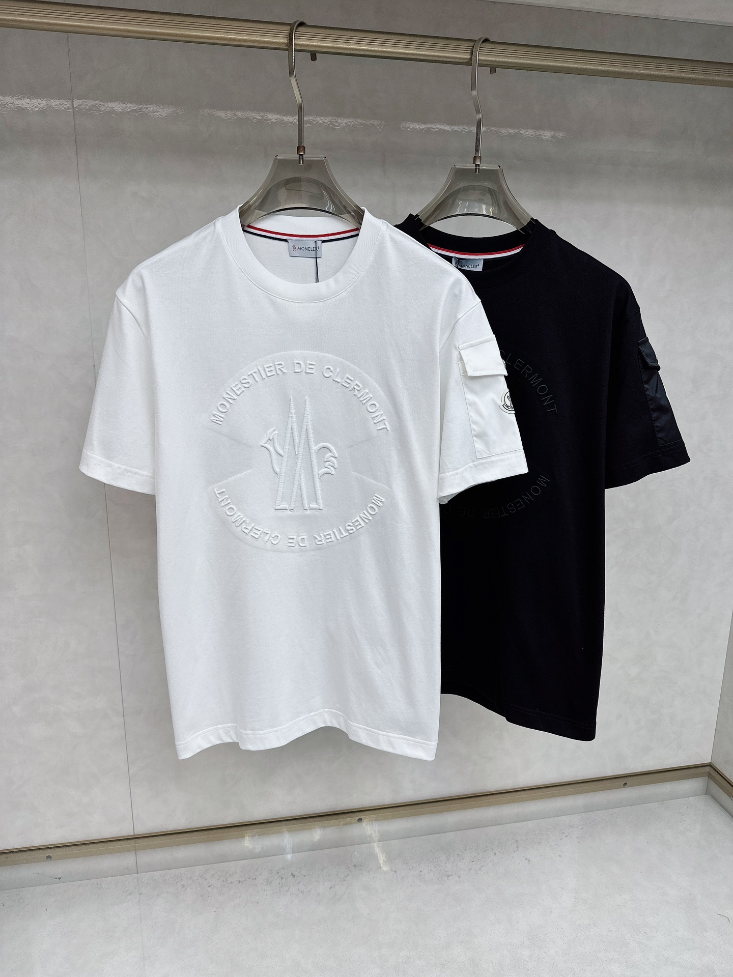 NO:488116,A new short-sleeved T-shirt for men and women in the same style,!  Customized exclusive pure cotton fabric, customized original craft threads, and chest heavy-work letter logo craft design!  Simple and generous, calm and versatile, extremely high-end, perfectly integrated with fashion and style, a top fashionable style that perfectly suits the outside wear!  The overall feeling is natural!  The ultimate classic versatile short-sleeved T-shirt is designed with the latest three-dimensional letter logo pattern elements!  The ultimate perfection of heavy industry!  Fans who pursue high quality are please buy them by themselves, and all fans who know the goods are invited to appreciate this model together!  !  Size S-2XL S S S Shoulder Width 46 Bust 102 Clothes 66 Sleeve length 22 M Sleeve width 47 Bust 106 Clothes 67 Sleeve length 23 L Sleeve width 48 Bust 110 Clothes 68 Sleeve length 24 XL Sleeve width 49 Bust 114 Clothes 69 Sleeve length 25 2XL Sleeve width 50 Bust 116 Clothes 70 Sleeve length 26, Moncler, T-shirt,tees, t-shirt,alexander wang19860909蒙口 夏装新款男女同款短袖T恤,！定制专属纯棉面料,定制原版工艺螺纹,胸前重工字母logo工艺设计！简约大方,从容百搭,档次极高,完美融入时尚还有风情感一款完美符合外穿的顶尖时髦气质款！整体给人浑然天成的感觉！极致经典的百搭型短袖T恤,采用最新的立体字母logo图案元素设计！极致的重工极致的完美！追求高品质的粉丝们请自行抢购,诚邀所有识货的粉丝一同鉴赏此款！！ 尺码S-2XL S码肩宽46 胸围102 衣长66 袖长22 M码肩宽47 胸围106 衣长67 袖长23 L码肩宽48 胸围110 衣长68 袖长24 XL码肩宽49 胸围114 衣长69 袖长25 2XL码肩宽50 胸围116 衣长70 袖长26,,Moncler,T-shirt,tees，t-shirt,alexander wang,Men's clothing