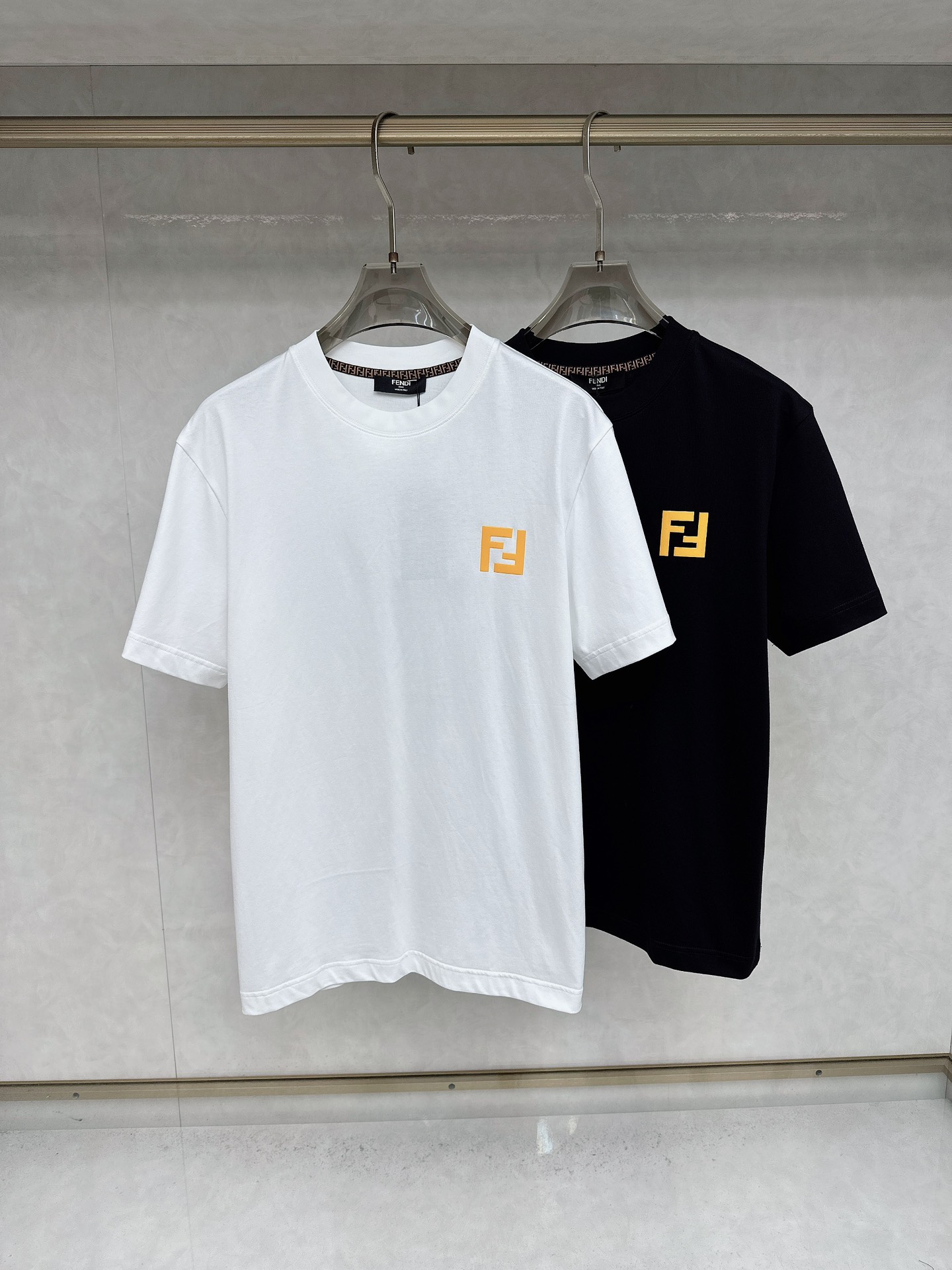 NO:519050,Fendi 2025 summer clothing new short-sleeved T-shirt for men and women,!  Customized exclusive pure cotton fabric, customized original craft threads, and chest heavy-work letter logo craft design!  Simple and generous, calm and versatile, extremely high-end, perfectly integrated with fashion and style, a top fashionable style that perfectly suits the outside wear!  The overall feeling is natural!  The ultimate classic versatile short-sleeved T-shirt is designed with the latest three-dimensional letter logo pattern elements!  The ultimate perfection of heavy industry!  Fans who pursue high quality are please buy them by themselves, and all fans who know the goods are invited to appreciate this model together!  !  Size S-2XL S S S Shoulder Width 46 Bust 102 Clothes 66 Sleeve length 22 M Sleeve width 47 Bust 106 Clothes 67 Sleeve length 23 L Sleeve width 48 Bust 110 Clothes 68 Sleeve length 24 XL Sleeve width 49 Bust 114 Clothes 69 Sleeve length 25 2XL Sleeve width 50 Bust 116 Clothes 70 Sleeve length 26,,fendi,T-shirt,tees,t-shirt,alexander wang19860909芬迪 2025夏装新款男女同款短袖T恤,！定制专属纯棉面料,定制原版工艺螺纹,胸前重工字母logo工艺设计！简约大方,从容百搭,档次极高,完美融入时尚还有风情感一款完美符合外穿的顶尖时髦气质款！整体给人浑然天成的感觉！极致经典的百搭型短袖T恤,采用最新的立体字母logo图案元素设计！极致的重工极致的完美！追求高品质的粉丝们请自行抢购,诚邀所有识货的粉丝一同鉴赏此款！！ 尺码S-2XL S码肩宽46 胸围102 衣长66 袖长22 M码肩宽47 胸围106 衣长67 袖长23 L码肩宽48 胸围110 衣长68 袖长24 XL码肩宽49 胸围114 衣长69 袖长25 2XL码肩宽50 胸围116 衣长70 袖长26,,fendi,T-shirt,tees，t-shirt,alexander wang,Men's clothing