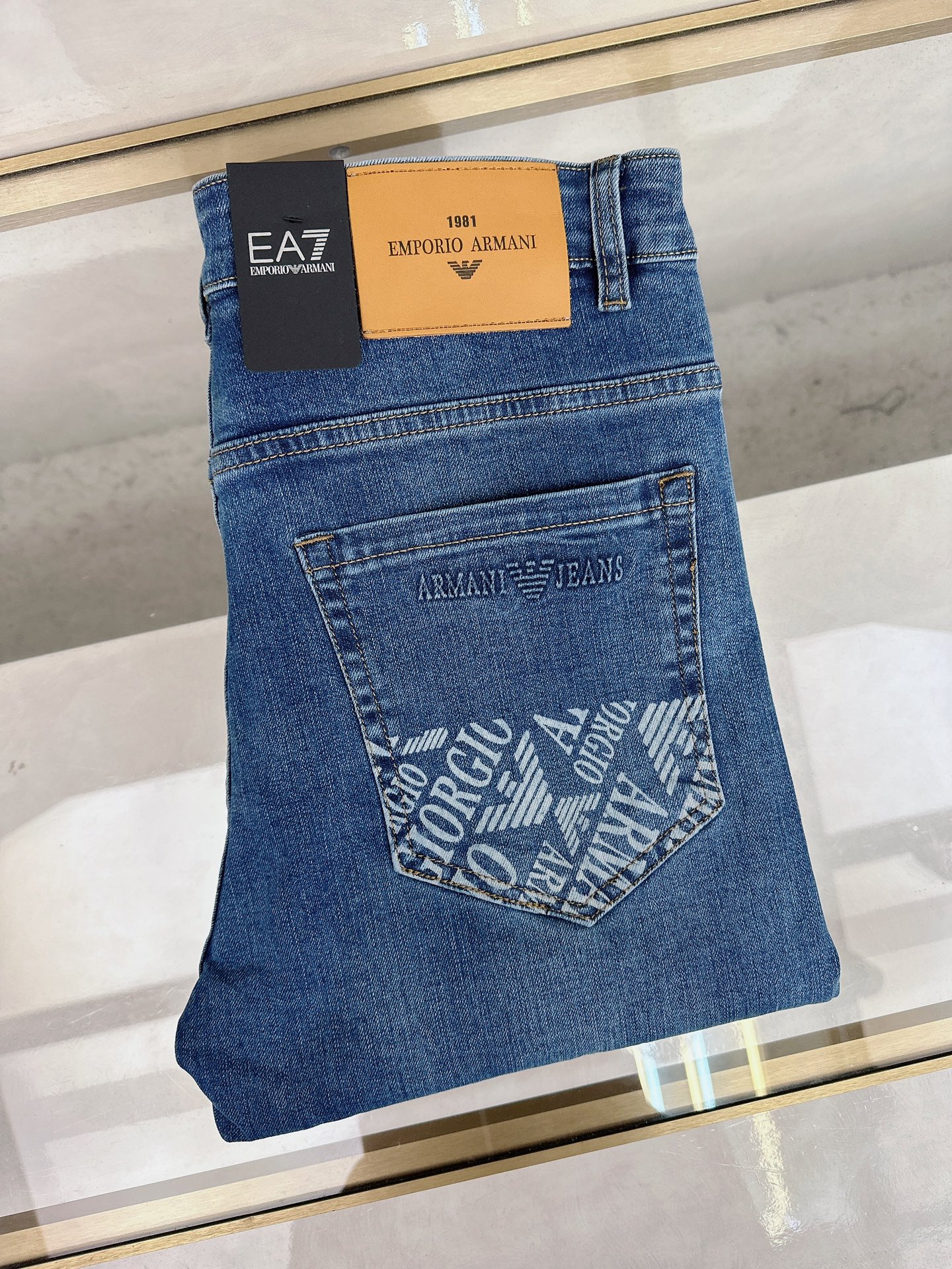 NO:450085,Armani's new summer 2025 is available in stock, with original single hot jeans super customized style, original hardware, super heavy industry technology, excellent style, impeccable details!  The style is not picky, it is very high-end, and the good products are not waiting for everyone. Take a look at it and start quickly. Size 28-38, Armani, jeans, alexander wang19860909阿玛尼 2025夏季新款现货上市,原单爆款牛仔裤超级定制款,原版五金,超级重工工艺,版型超赞细节做工无可挑剔！款式不挑人,特别高档,好货不等人,看中赶紧下手,尺码28-38,,armani,jeans,alexander wang,Men's clothing