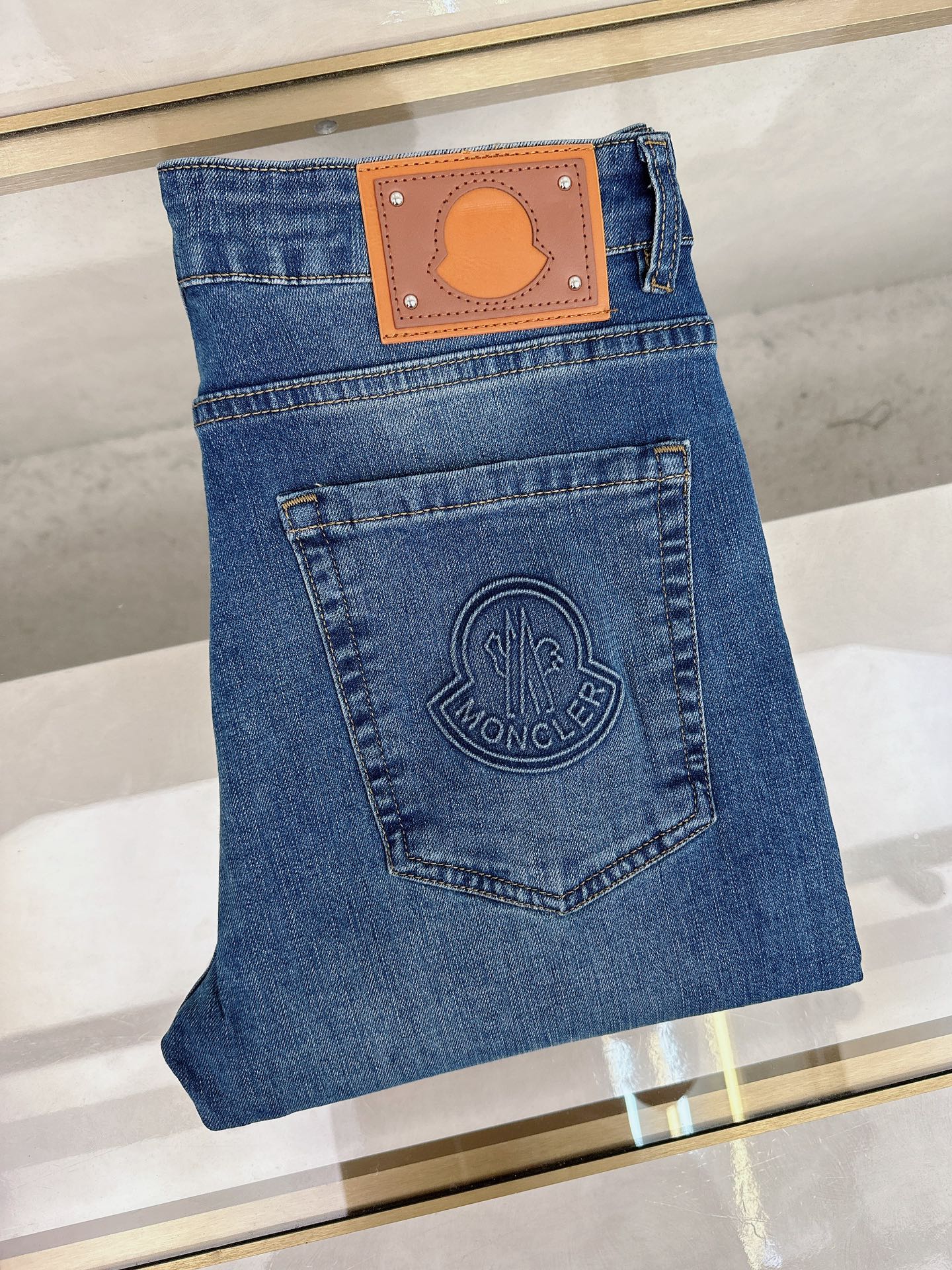 NO:450058,The new summer 2025 model is available in stock, the original single hot jeans are super customized, the original hardware, super heavy industry technology, the style is super excellent, the details are impeccable!  The style is not picky, it is very high-end, and the good products are not waiting for everyone. Take a look at it and start quickly. Size 28-38, Moncler, jeans, alexander wang19860909蒙口 2025夏季新款现货上市,原单爆款牛仔裤超级定制款,原版五金,超级重工工艺,版型超赞细节做工无可挑剔！款式不挑人,特别高档,好货不等人,看中赶紧下手,尺码28-38,,Moncler,jeans,alexander wang,Men's clothing