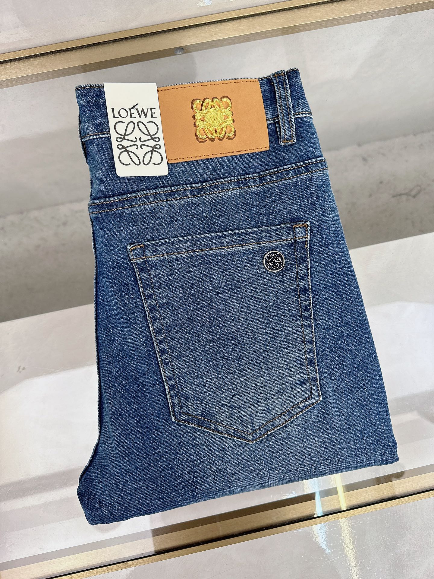 NO:450063,Luo Yiwei's new summer 2025 is available in stock, with original single hot jeans super customized style, original hardware, super heavy industry technology, excellent style, impeccable details!  The style is not picky, it is very high-end, and the good products are not waiting for everyone. If you like it, hurry up and start, size 28-38, loewe, jeans, alexander wang19860909罗意威 2025夏季新款现货上市,原单爆款牛仔裤超级定制款,原版五金,超级重工工艺,版型超赞细节做工无可挑剔！款式不挑人,特别高档,好货不等人,看中赶紧下手,尺码28-38,,loewe,jeans,alexander wang,Men's clothing