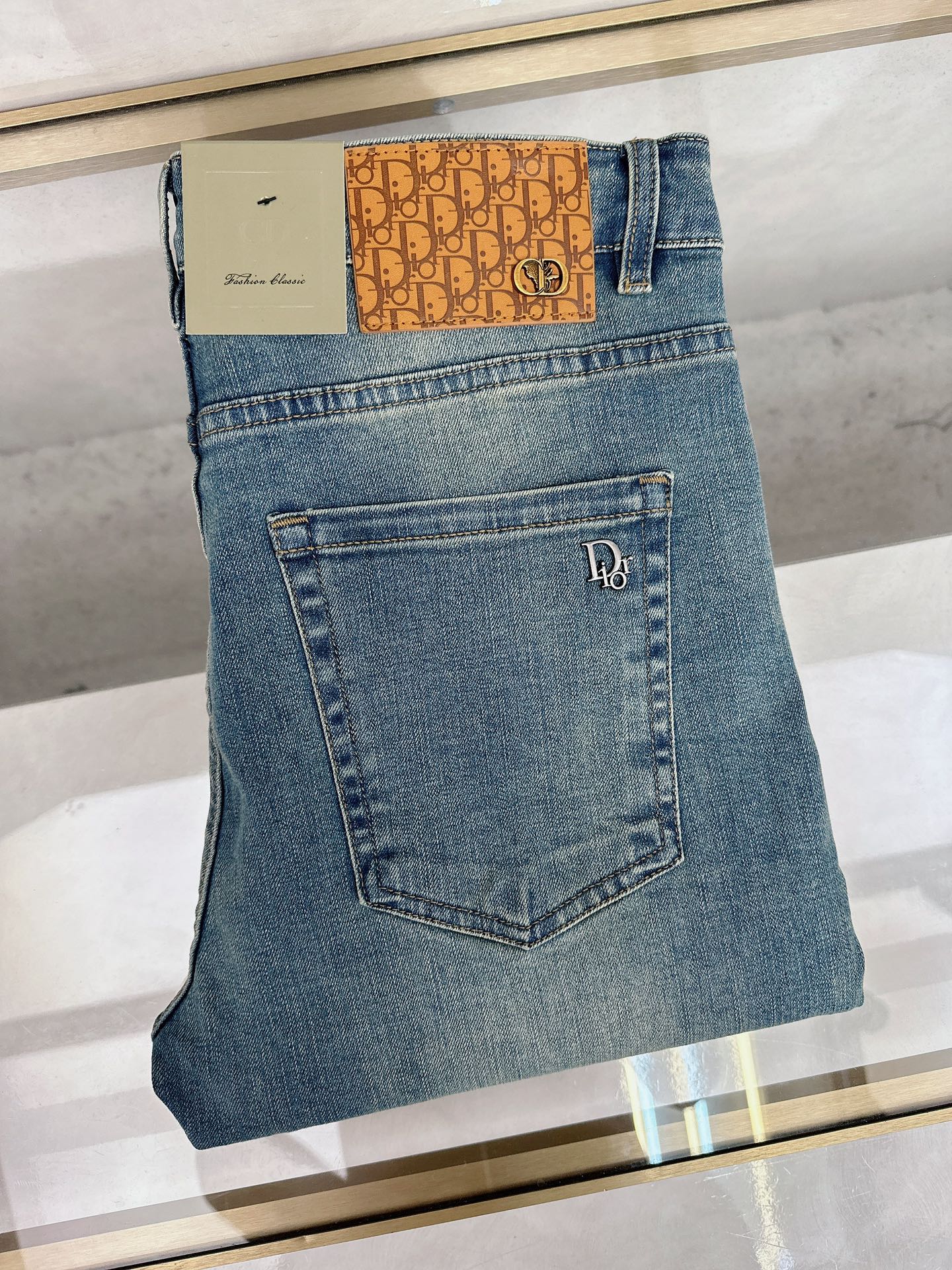 NO:450068,Dior 2025 summer new model is available in stock, original single hot jeans super customized model, original hardware, super heavy industry technology, excellent version, impeccable details!  The style is not picky, it is very high-end, and the good products are not waiting for everyone. Take a look at it and start quickly. Size 28-38, dior, jeans, alexander wang19860909迪奥 2025夏季新款现货上市,原单爆款牛仔裤超级定制款,原版五金,超级重工工艺,版型超赞细节做工无可挑剔！款式不挑人,特别高档,好货不等人,看中赶紧下手,尺码28-38,,dior,jeans,alexander wang,Men's clothing